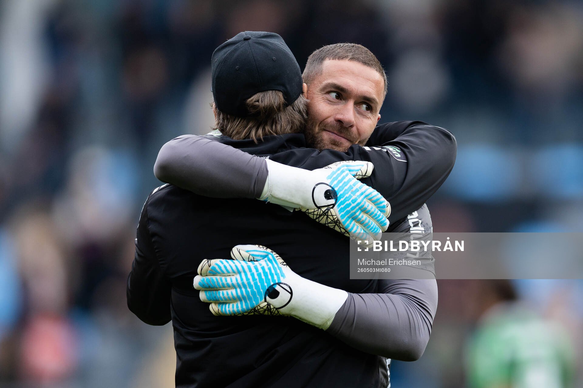 GAIS målvakt Mergim Krasniqi kramar om tränare Fredrik