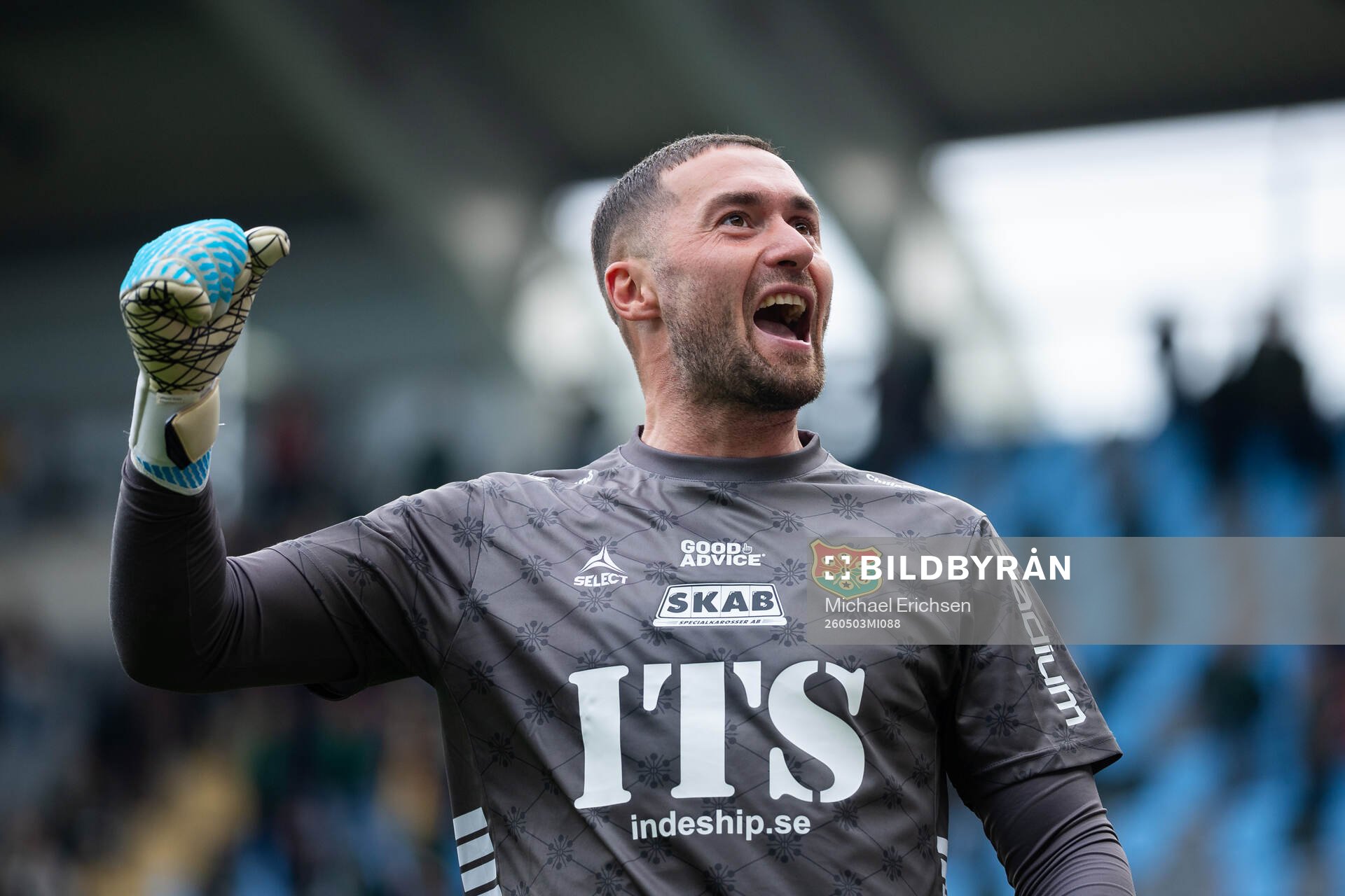 GAIS målvakt Mergim Krasniqi jublar framför klacken