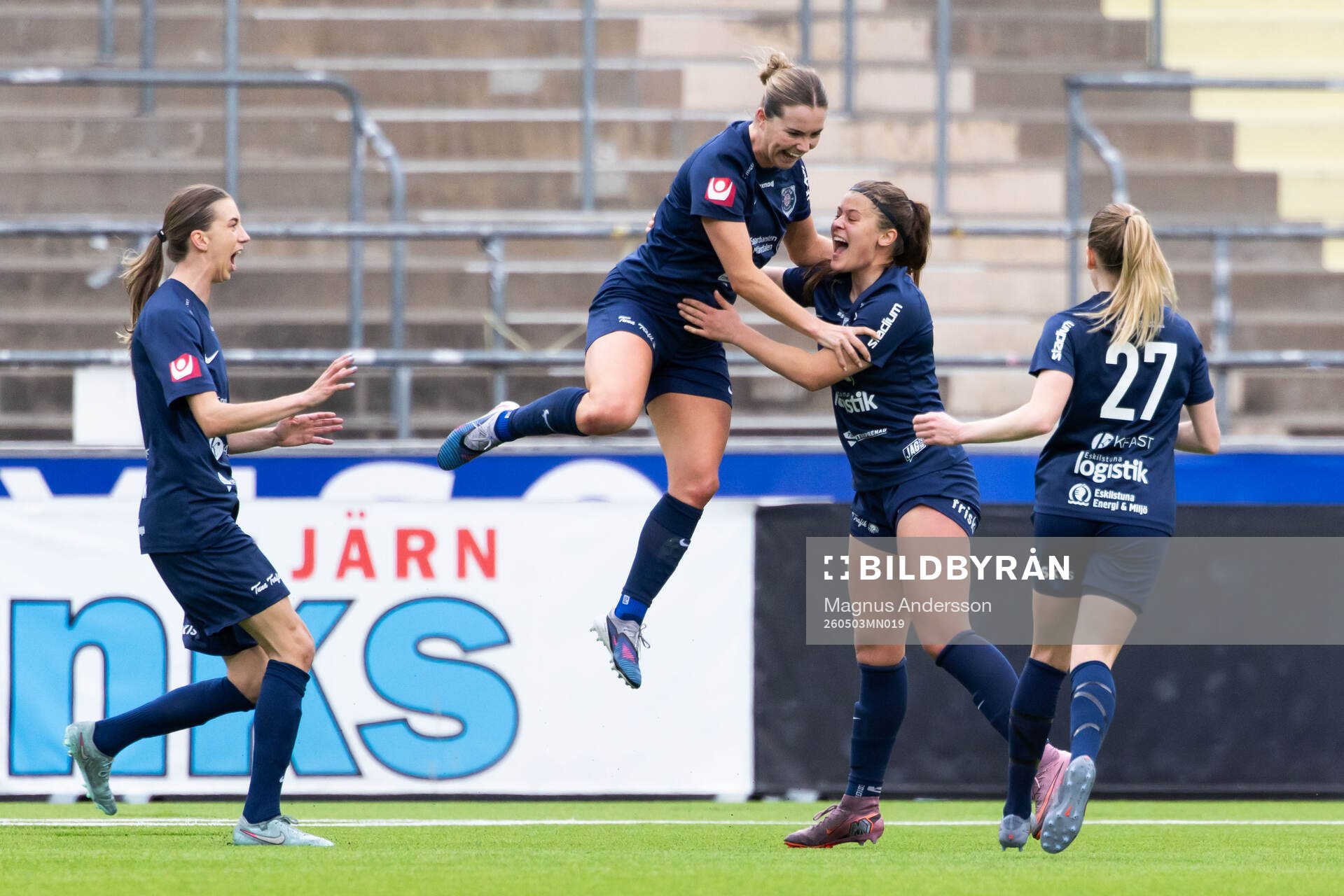Eskilstuna United DFFs Bella Sember jublar med lagkamrater