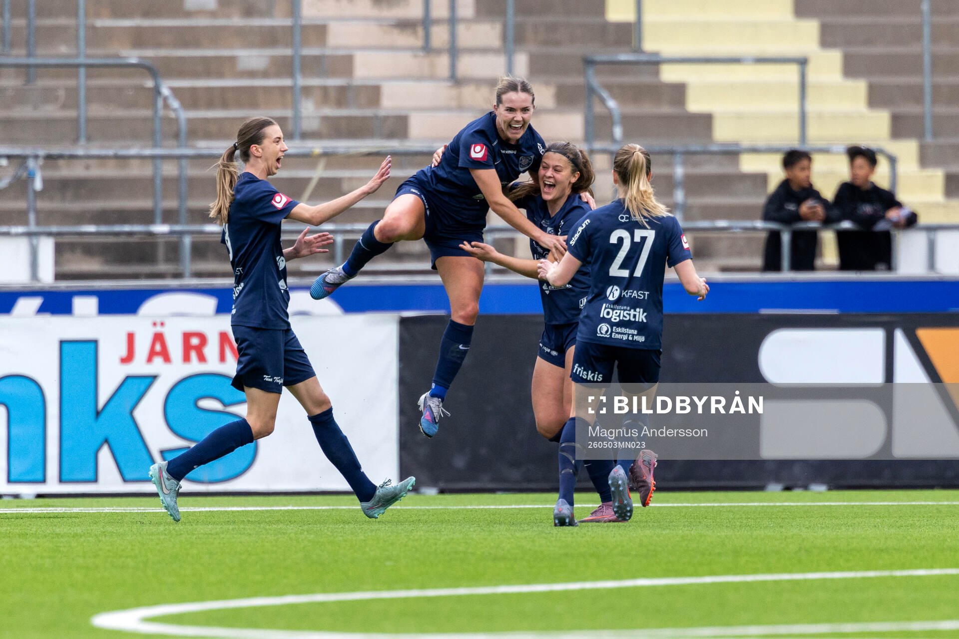 Eskilstuna United DFFs Bella Sember jublar med lagkamrater