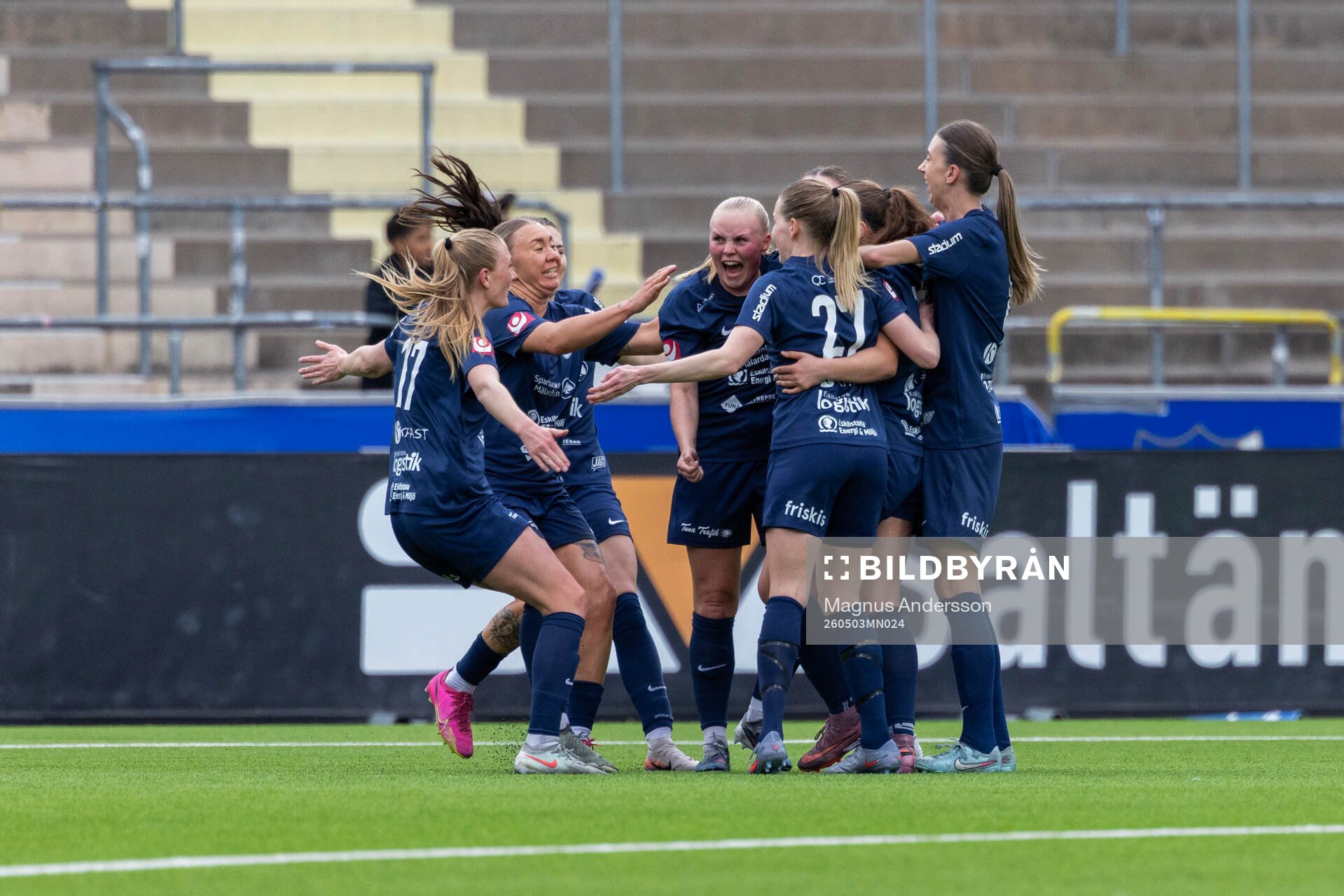 Eskilstuna United DFFs spelare jublar