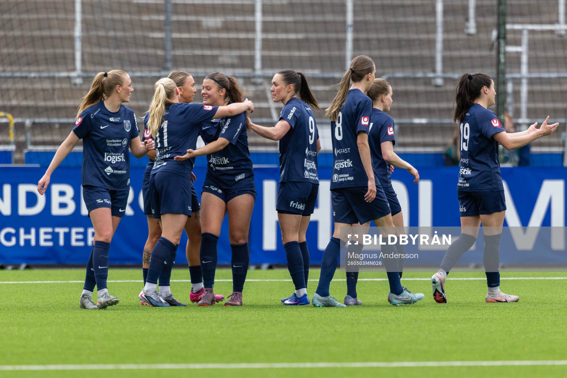 Eskilstuna United DFFs spelare jublar