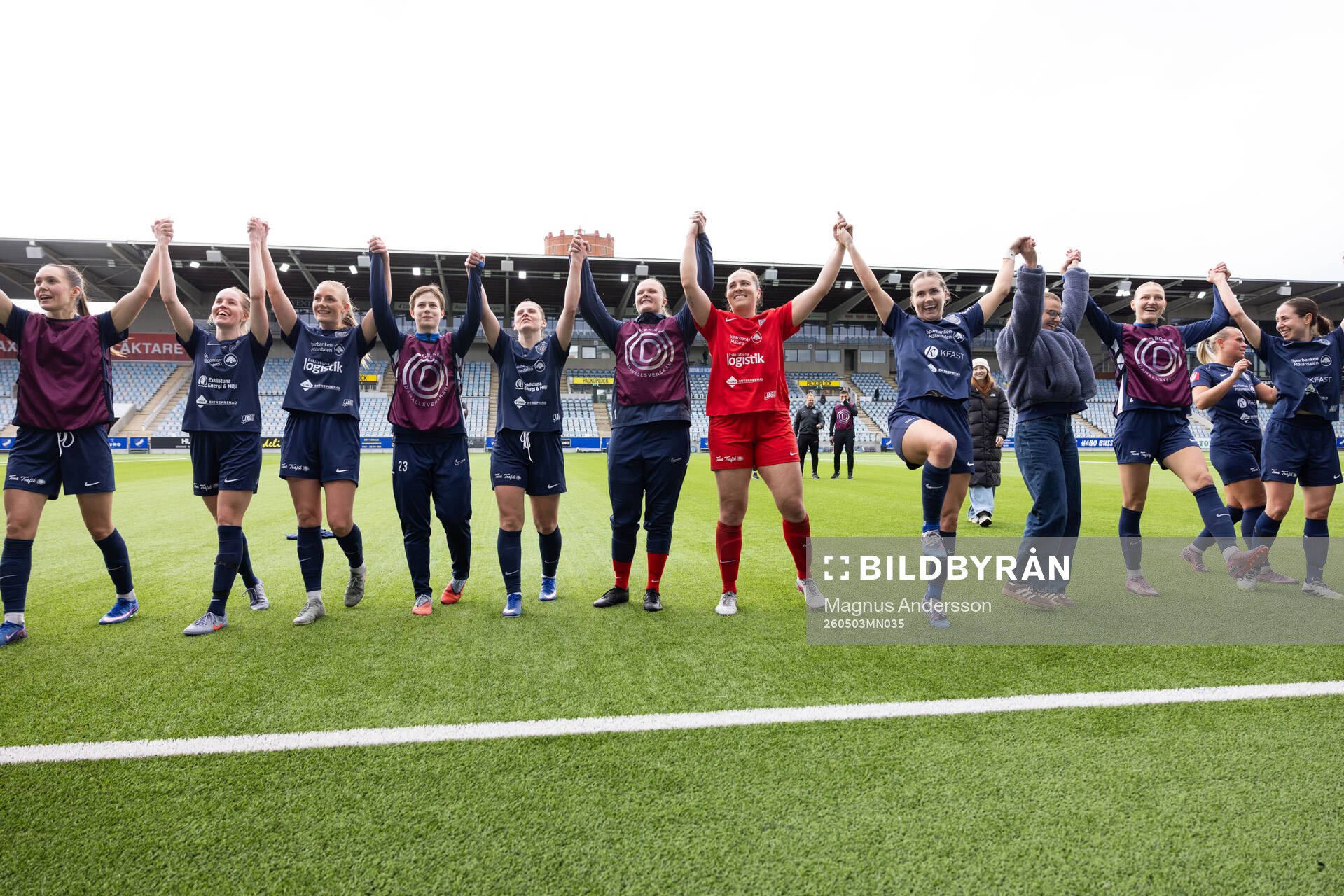 Eskilstuna United DFFs spelare jublar