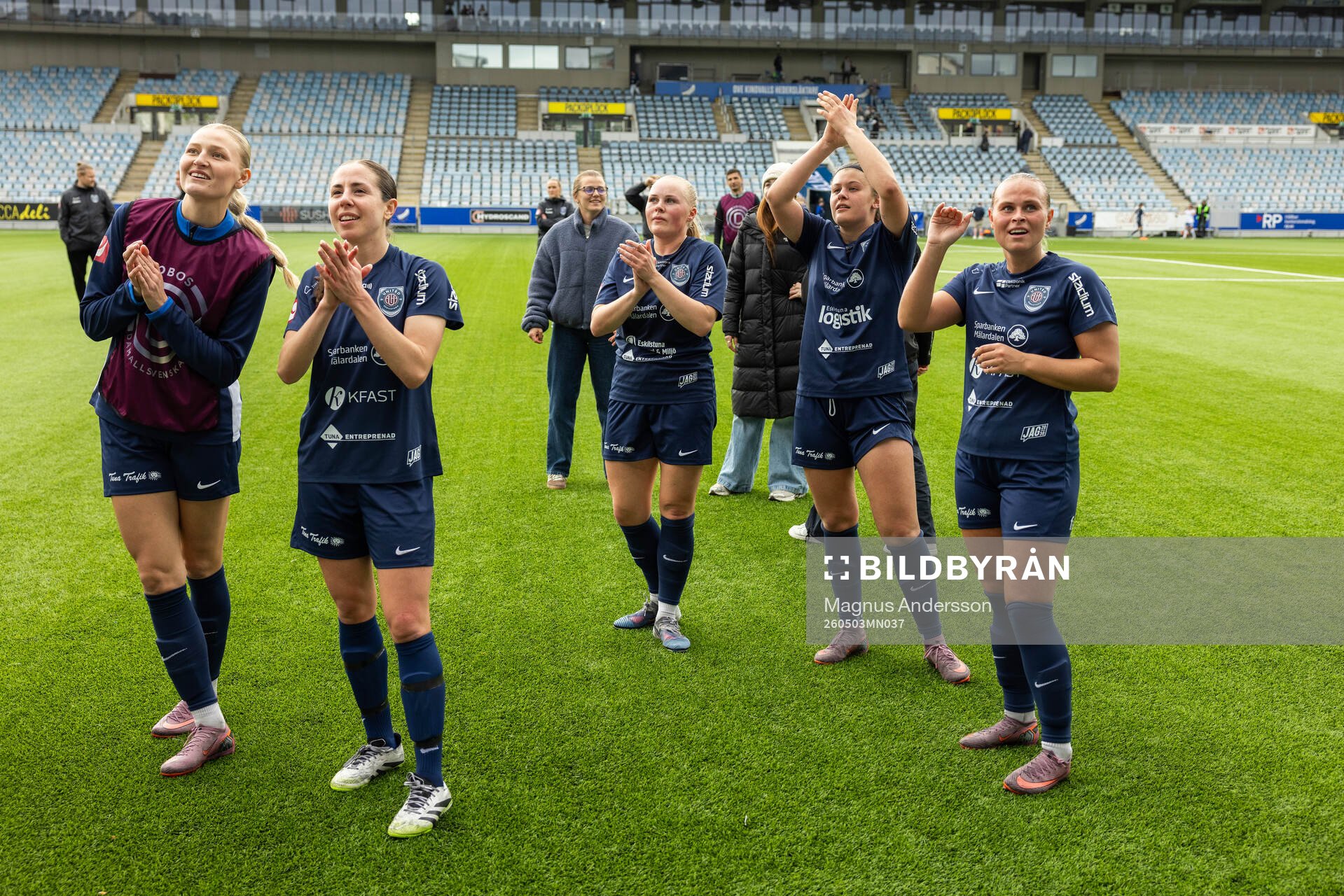 Eskilstuna United DFFs spelare jublar