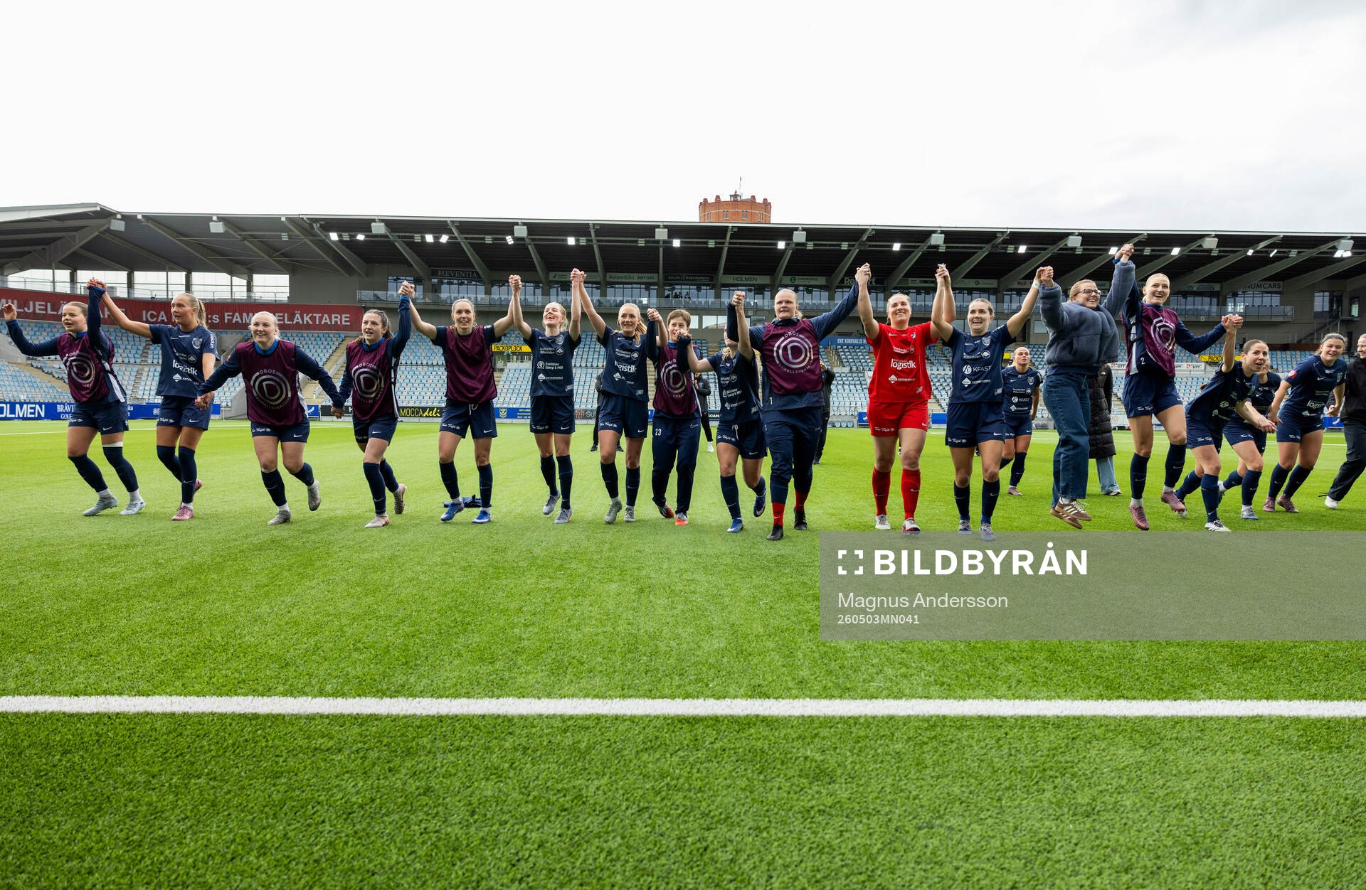 Eskilstuna United DFFs spelare jublar