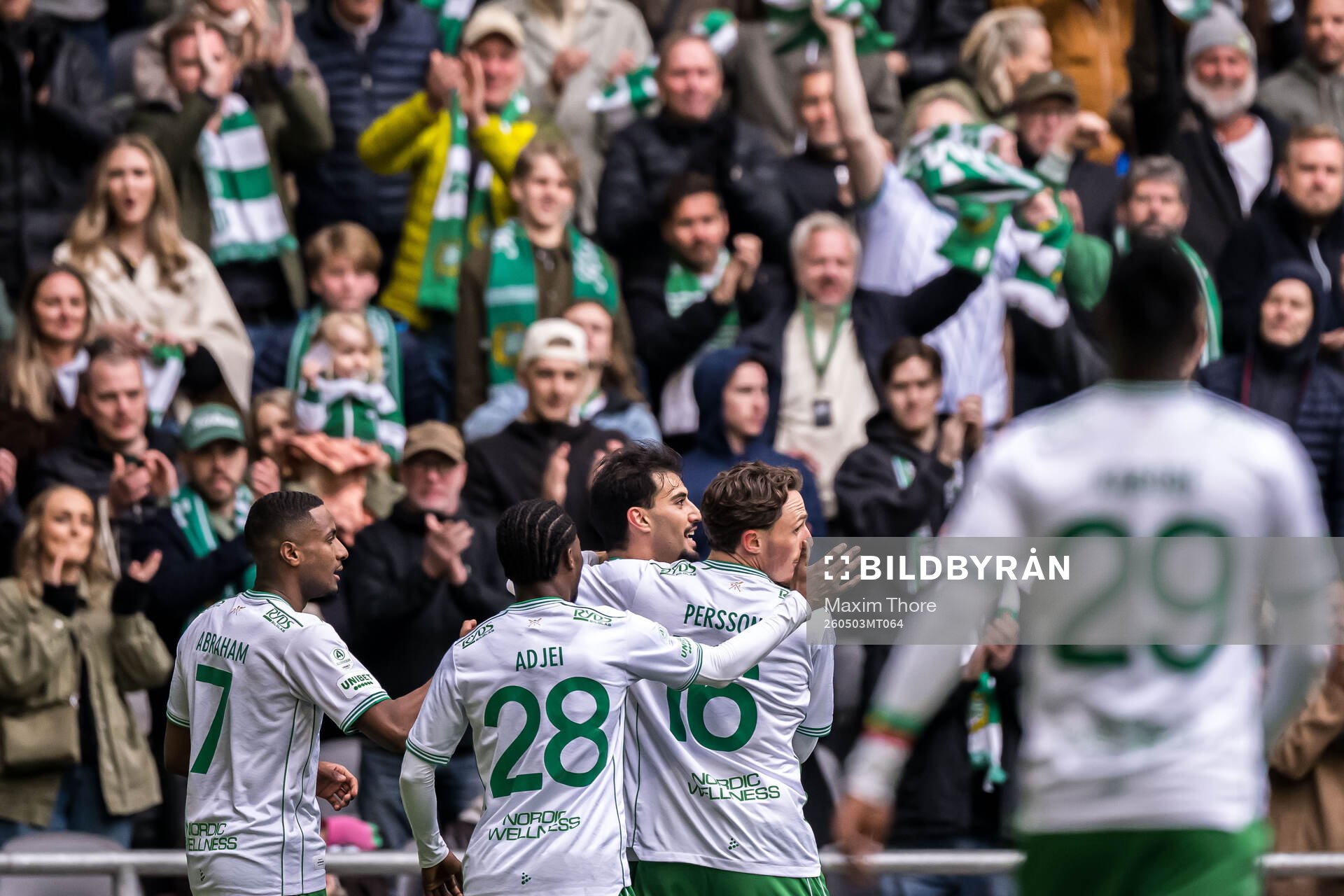 Hammarbys Montader Madjed jublar med lagkamrater