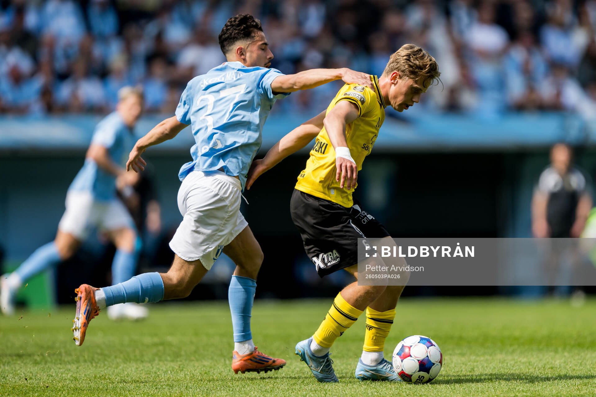 Malmö FFs Adrian Skogmar och Mjällbys Ludwig Malachowski
