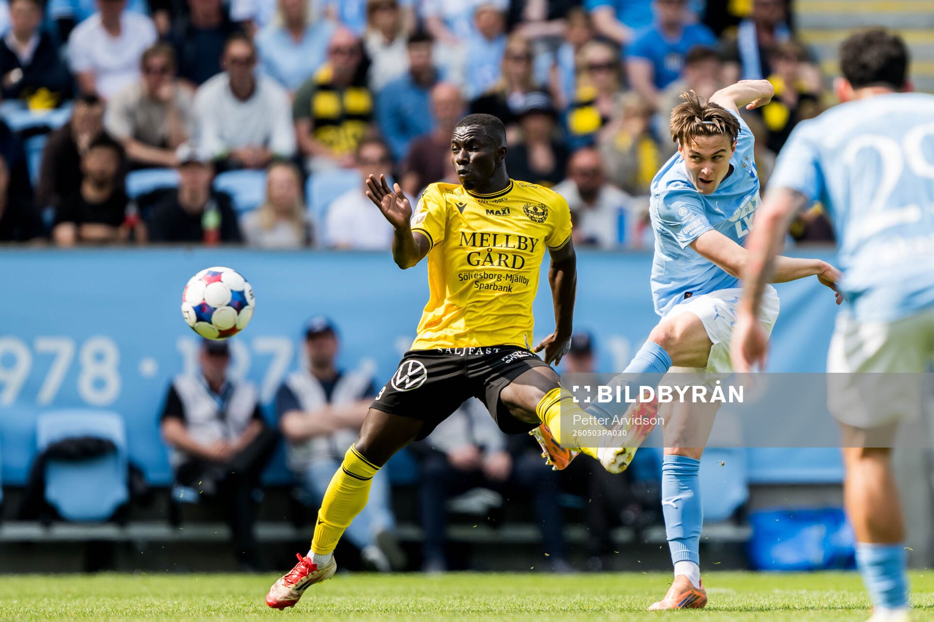 Mjällbys Abdoulie Manneh och Malmö FFs Oscar Sjöstrand