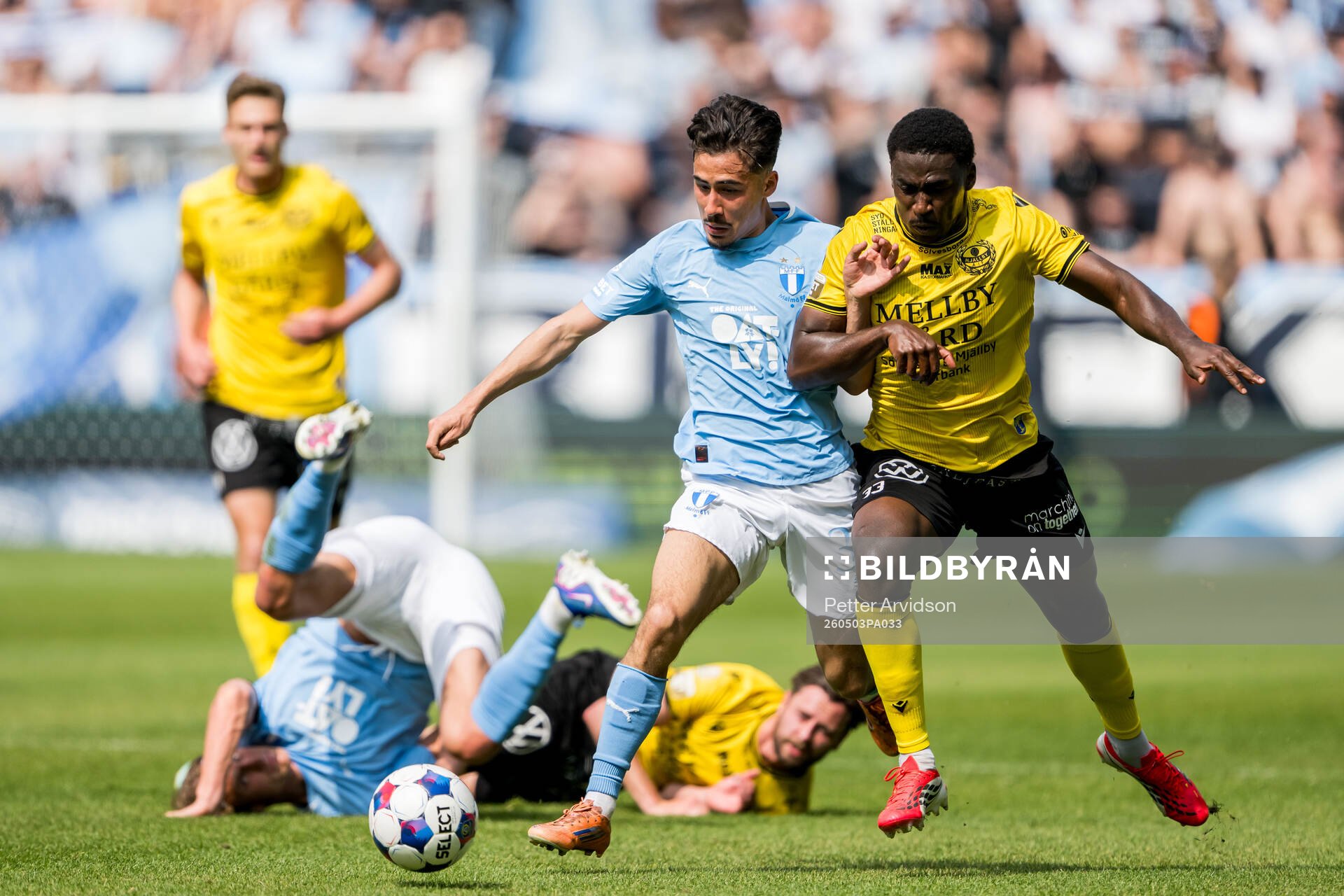Malmö FFs Adrian Skogmar och Mjällbys Tony Miettinen