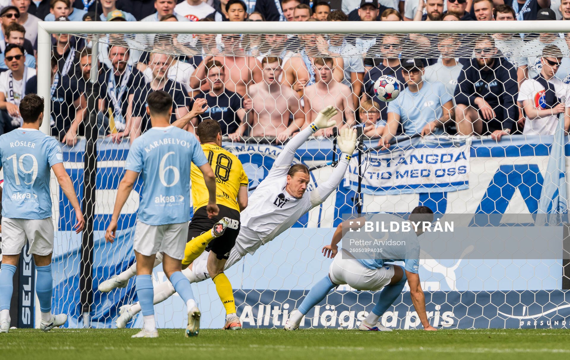 Mjällbys Jacob Bergström och Malmö FFs målvakt Johan