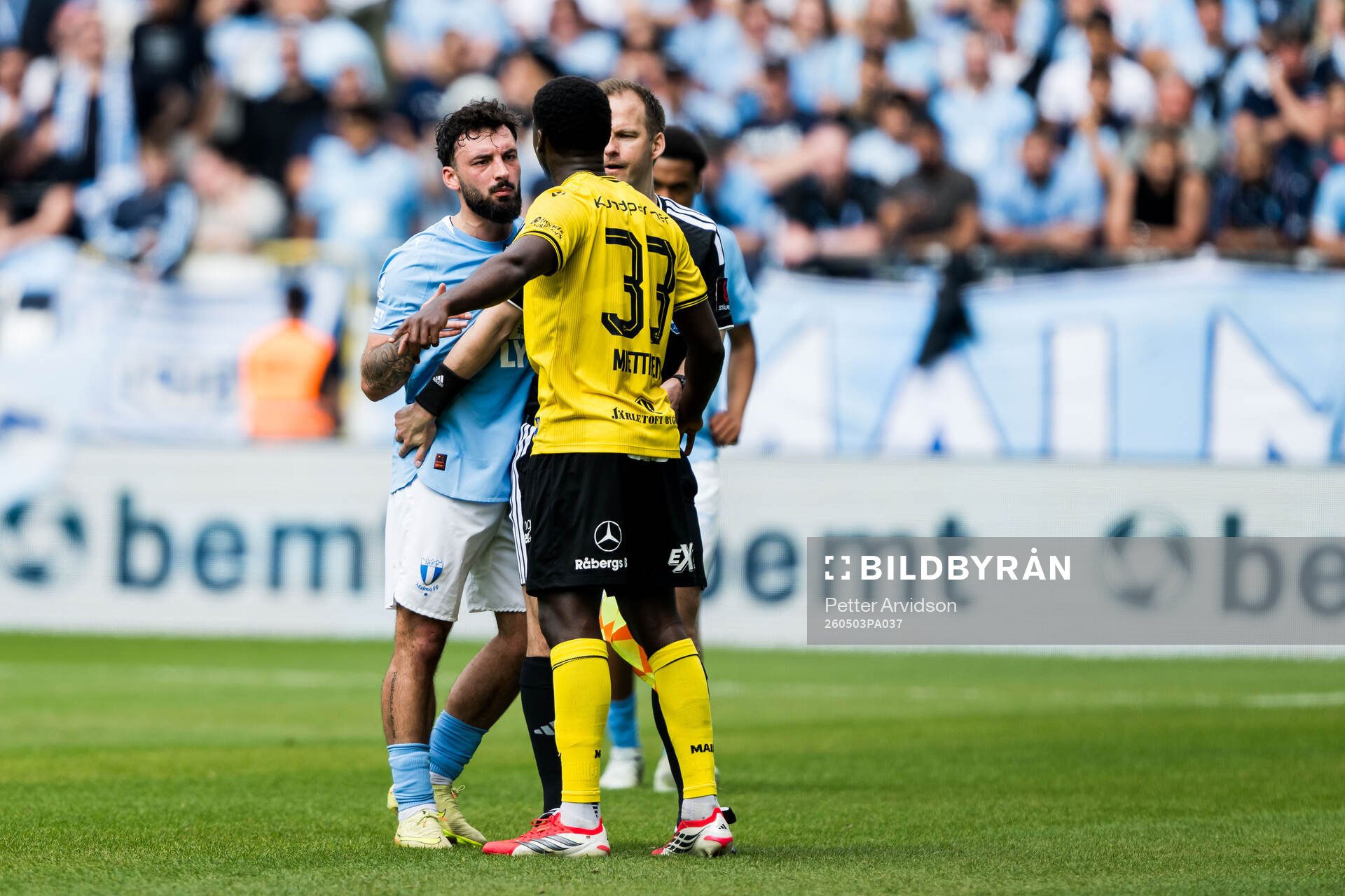 Malmö FFs Sead Haksabanovic och Mjällbys Tony Miettinen