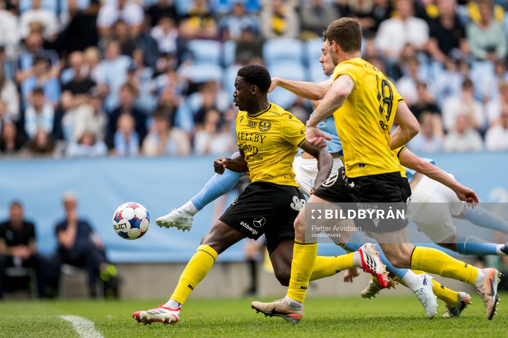 Malmö FFs Colin Rösler och Mjällbys Tony Miettinen