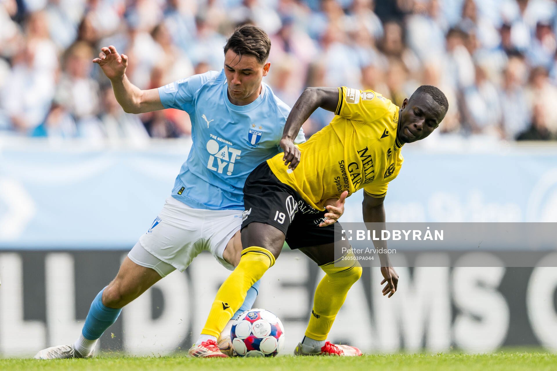 Malmö FFs Yanis Karabelyov och Mjällbys Abdoulie Manneh