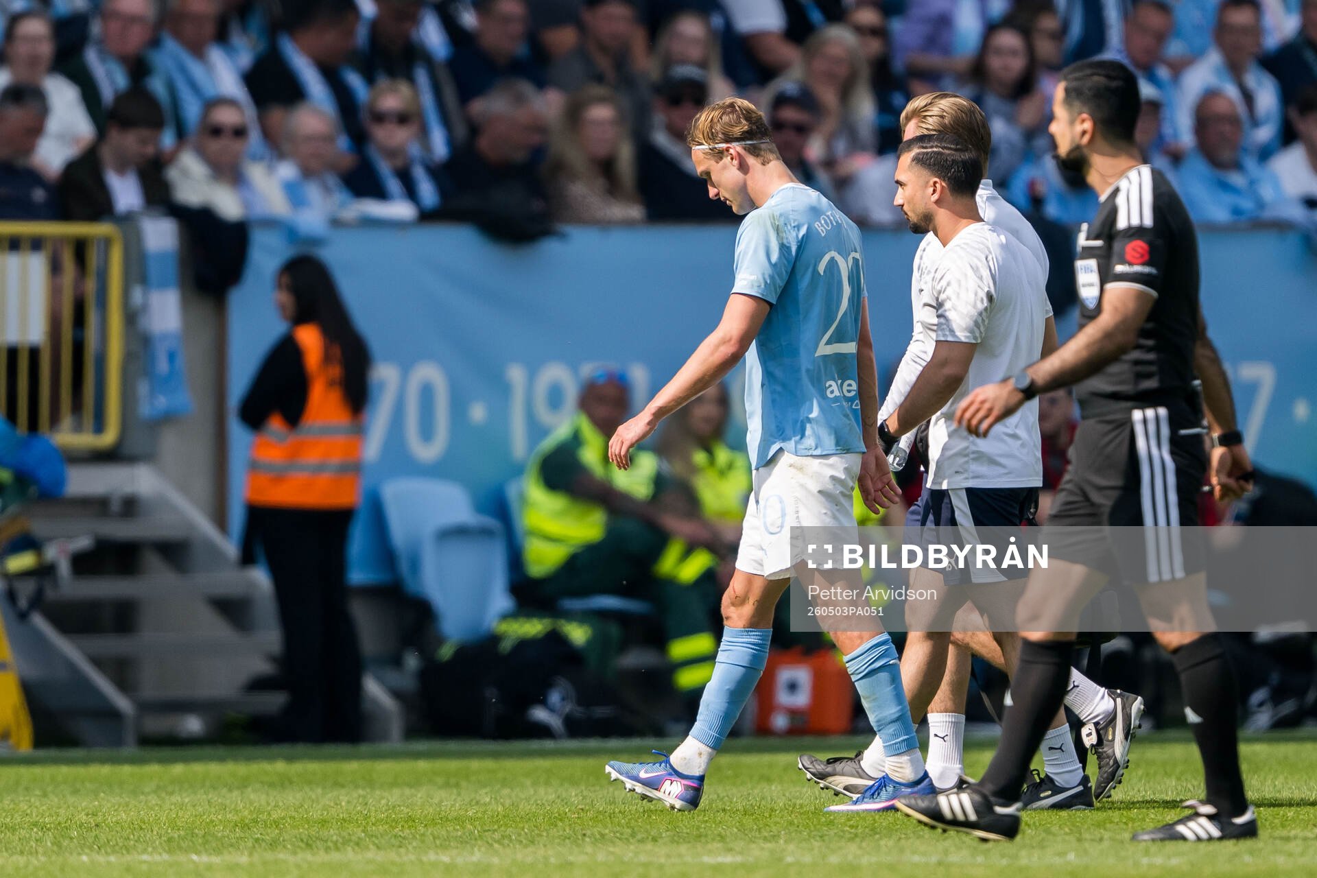 Malmö FFs Erik Botheim lämnar planen skadad