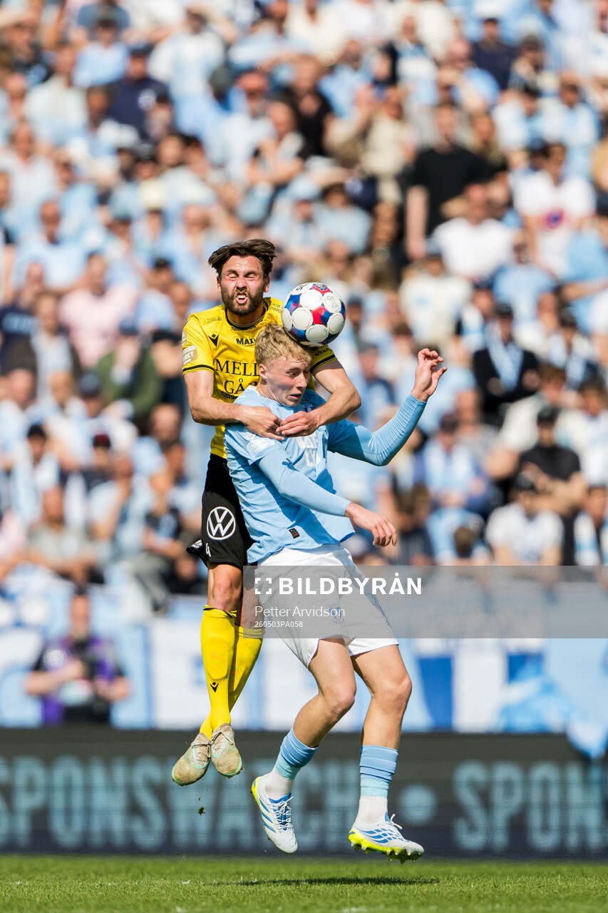 Mjällbys Axel Norén och Malmö FFs Daniel Gudjohnsen