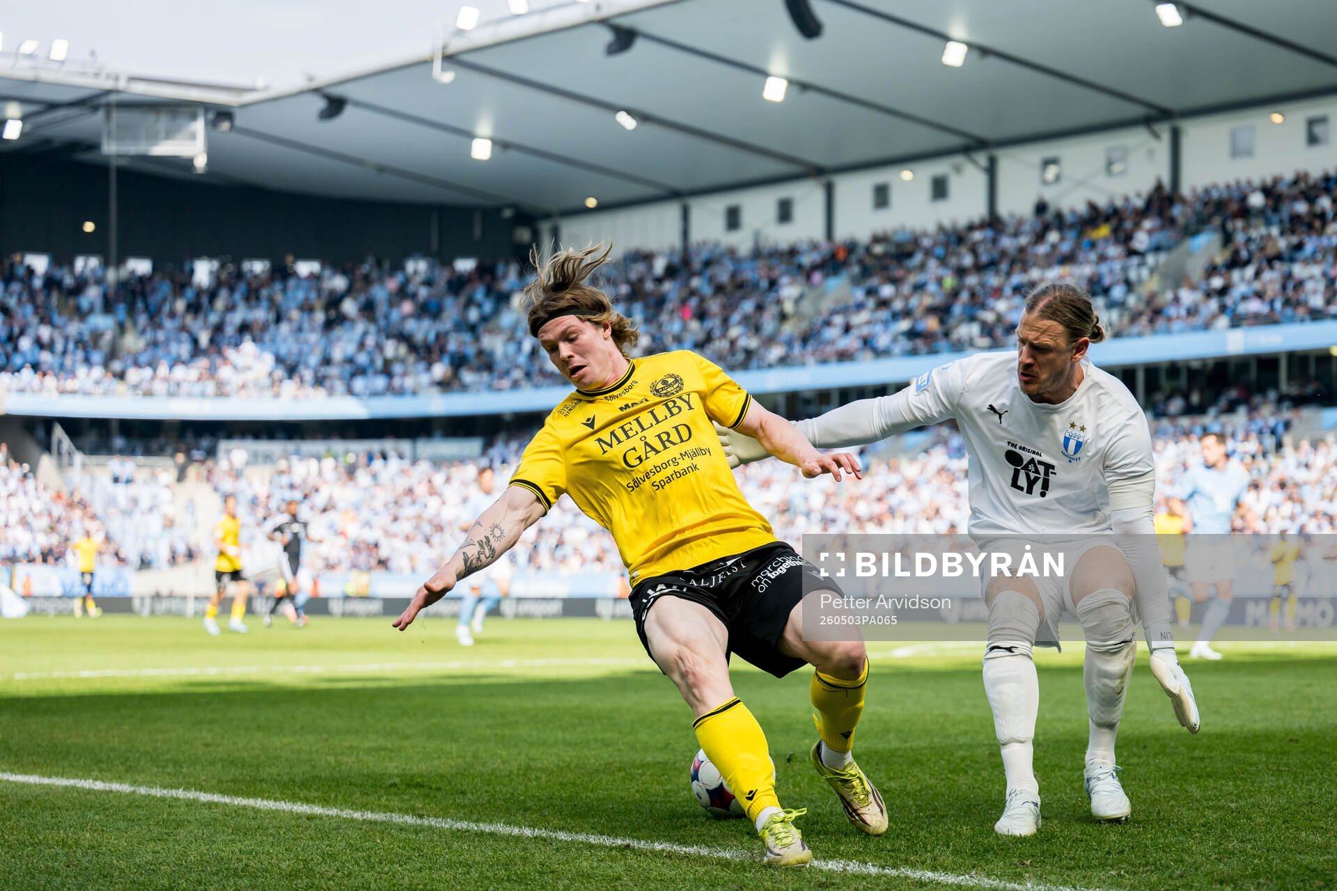 Mjällbys Max Nielsen och Malmö FFs målvakt Johan Dahlin