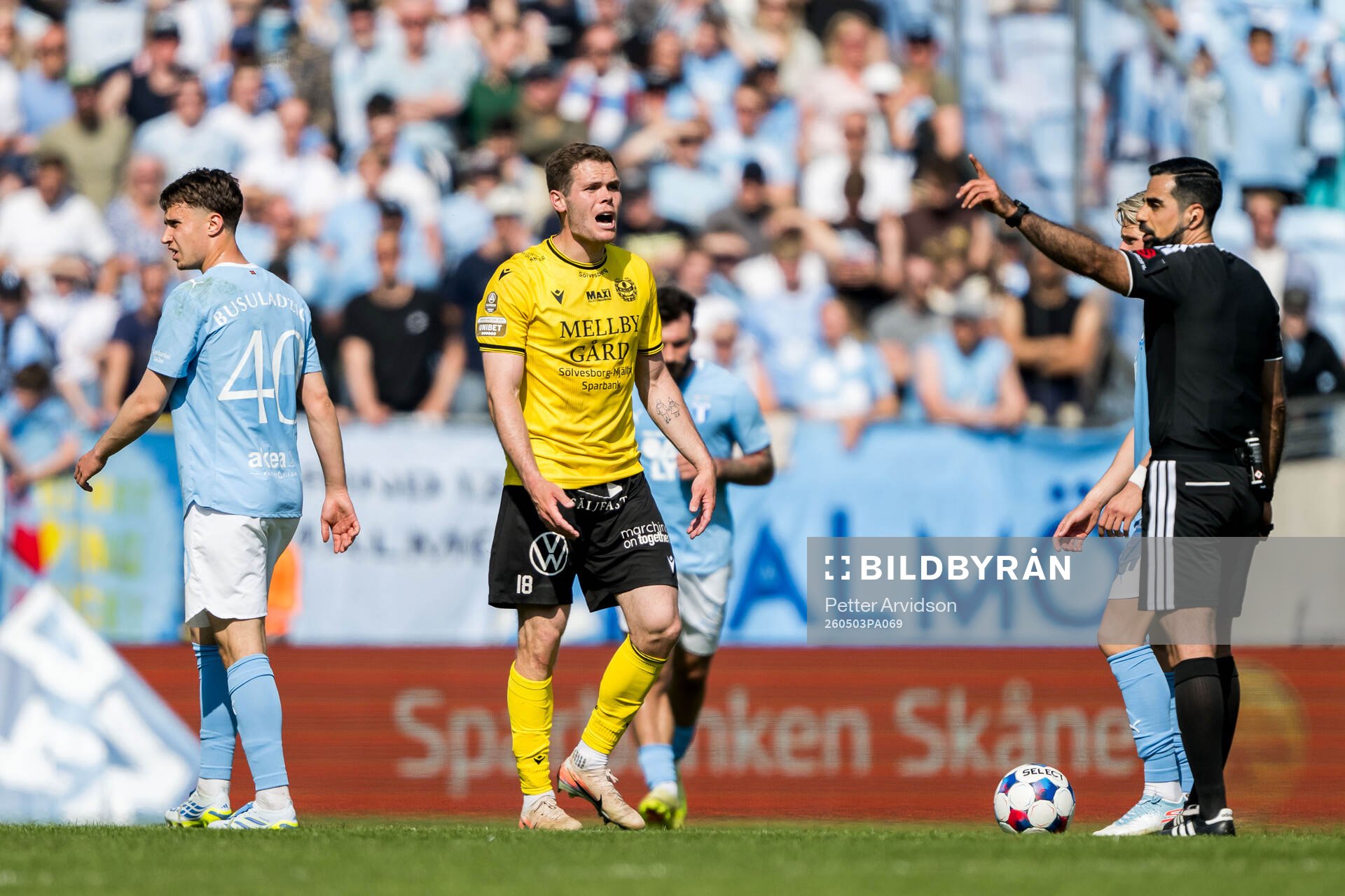 Mjällbys Jacob Bergström reagerar mot domare Mohammed
