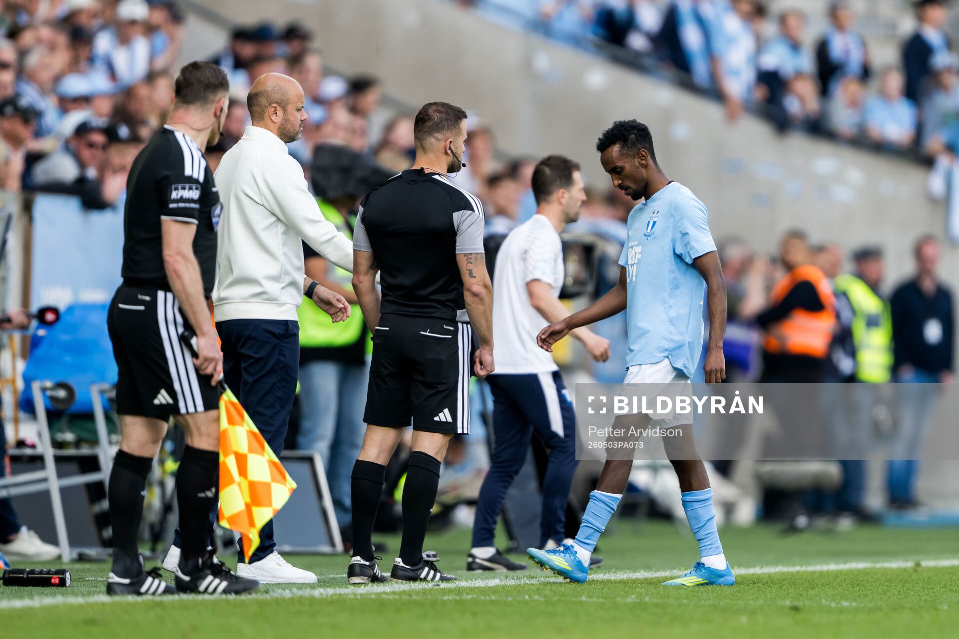 Malmö FFs Taha Ali lämnar planen skadad