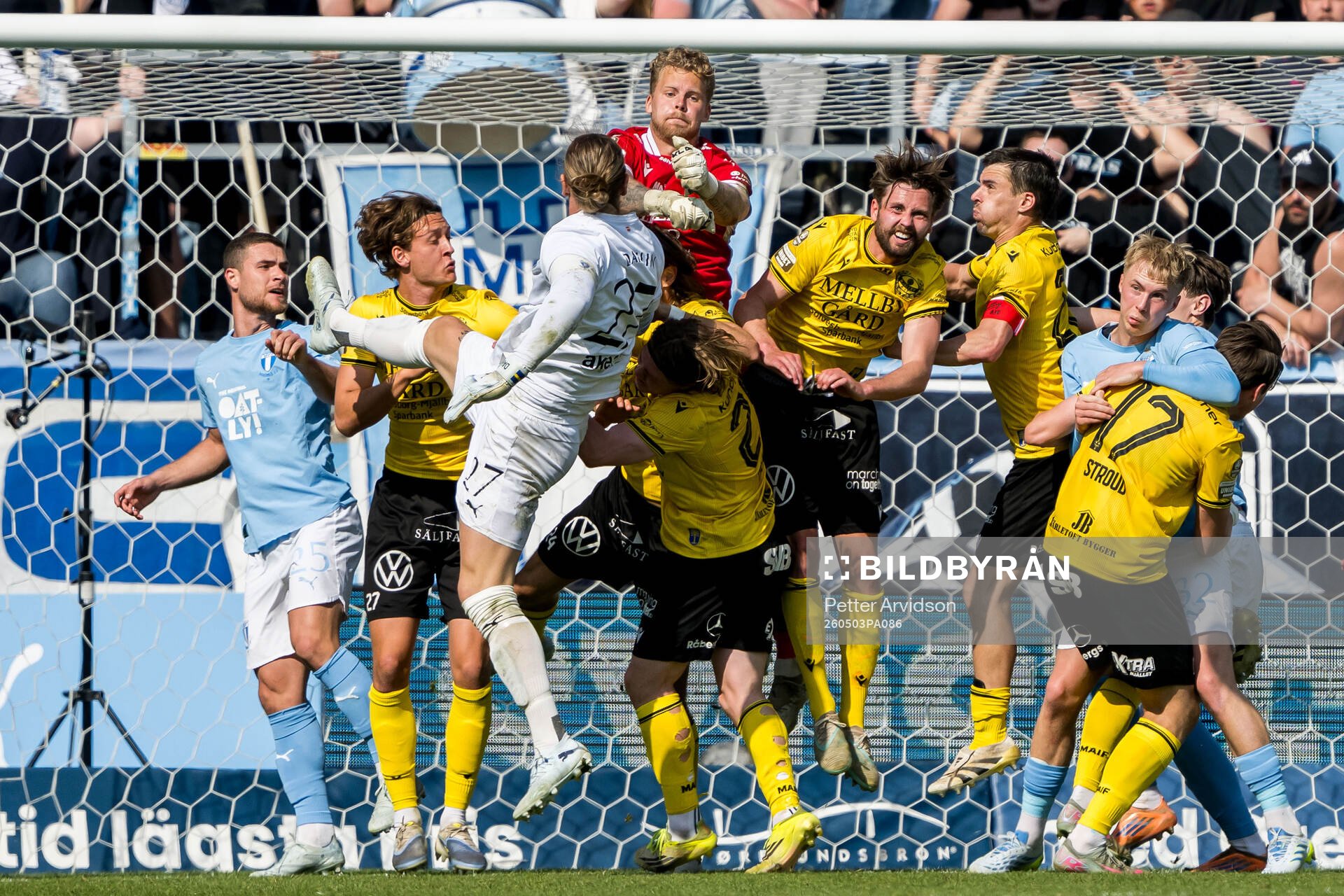 Malmö FFs målvakt Johan Dahlin och Mjällbys målvakt