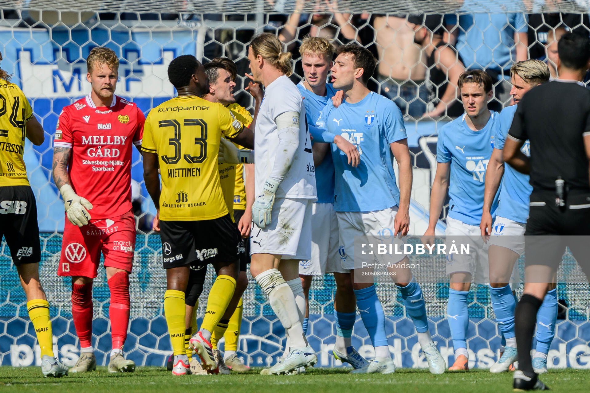 Irriterat mellan Mjällbys Tony Miettinen, Jesper