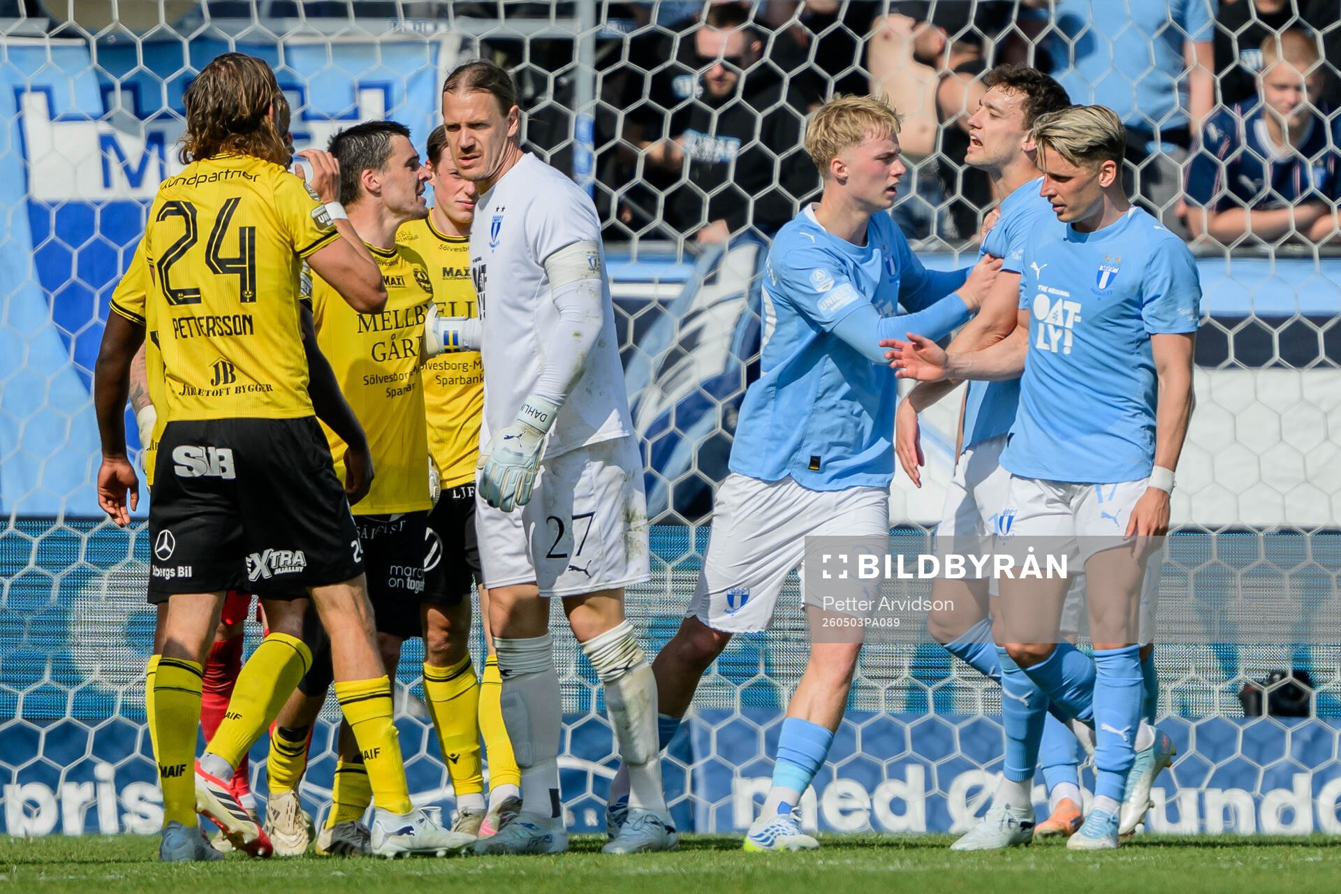 Irriterat mellan Mjällbys Jesper Gustavsson och Malmö FFs
