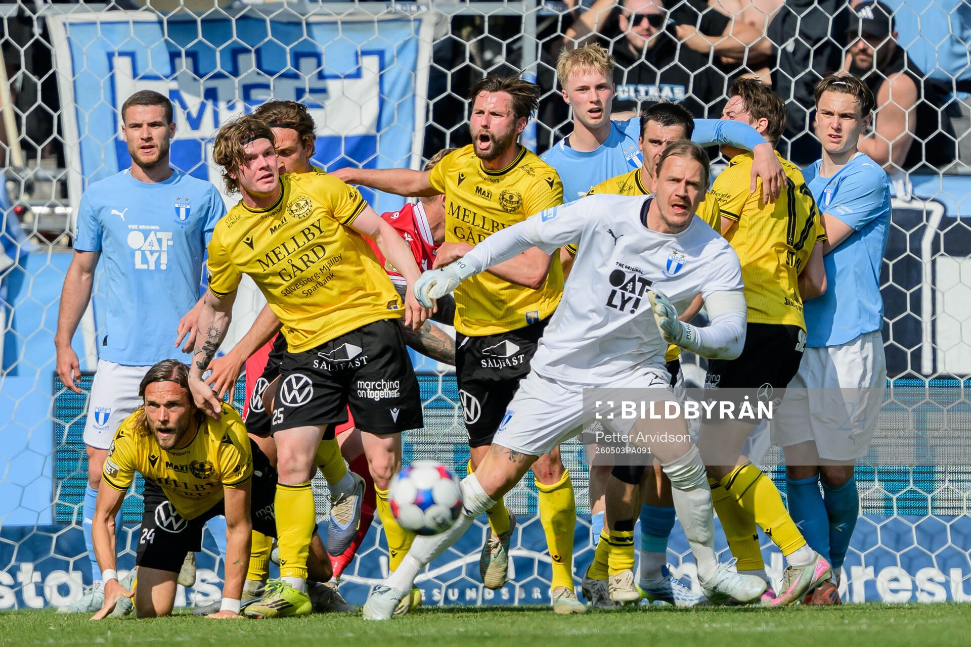 Mjällbys Max Nielsen och Axel Norén mot Malmö FFs