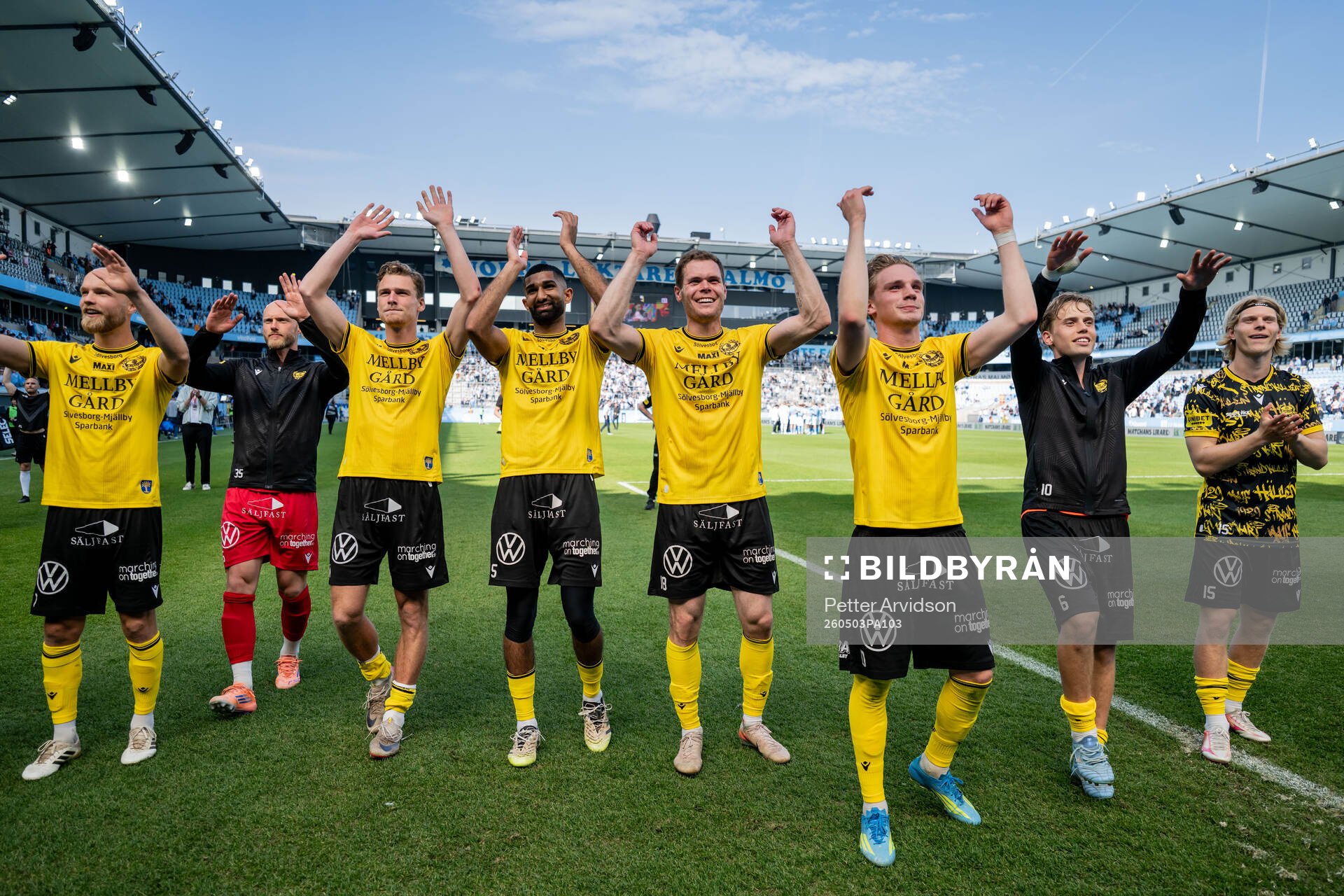 Mjällbys spelare jublar