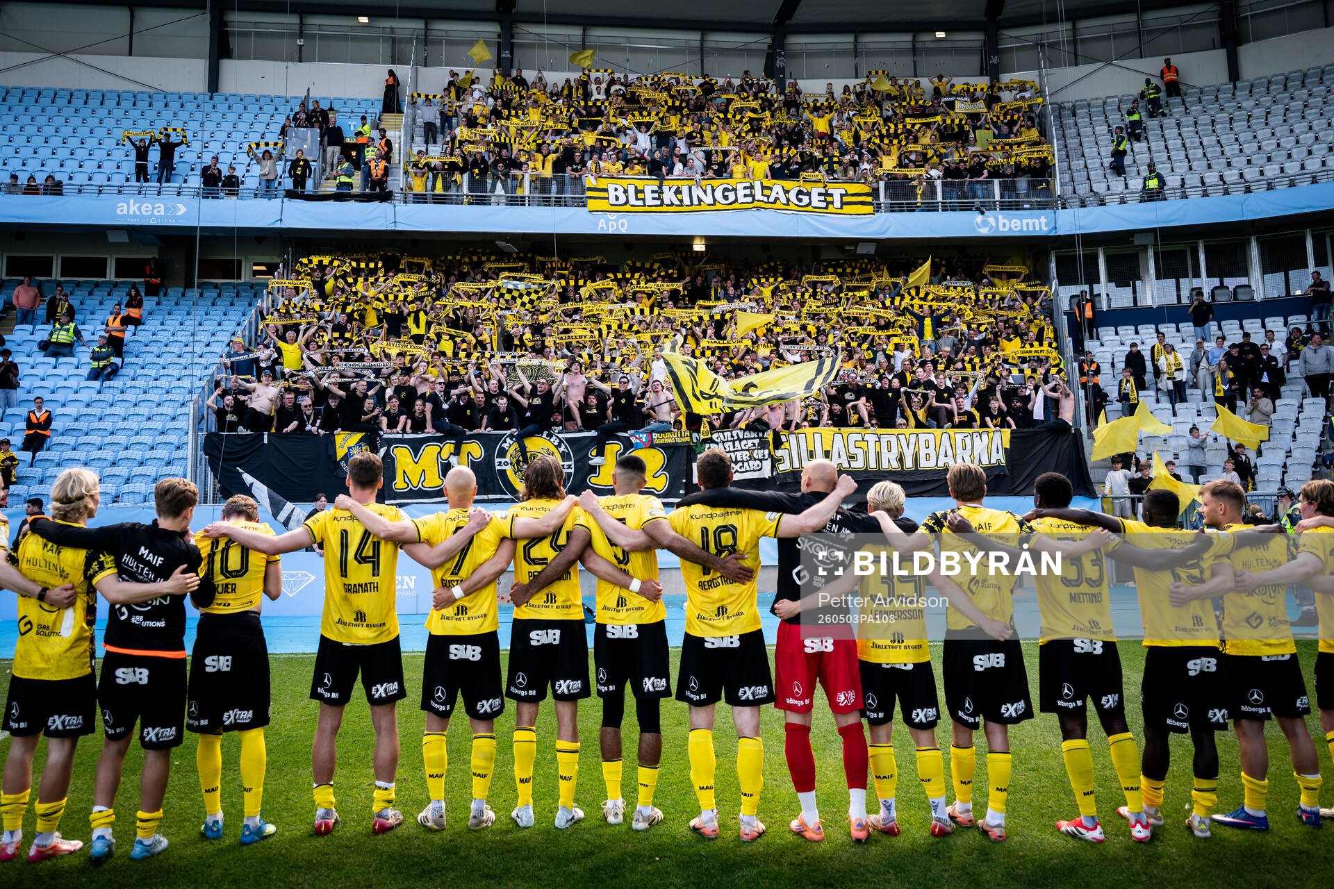 Mjällbys spelare och supportrar jublar