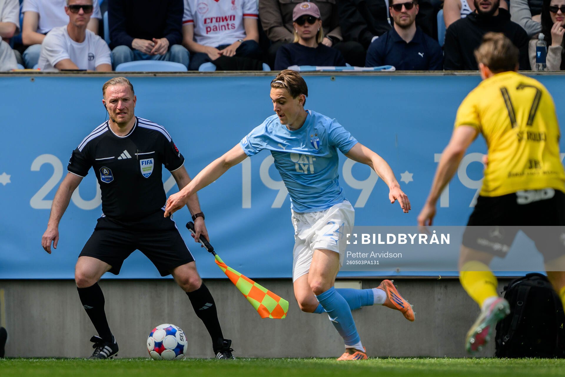 Linjedomare Mehmet Culum och Malmö FFs Oscar Sjöstrand