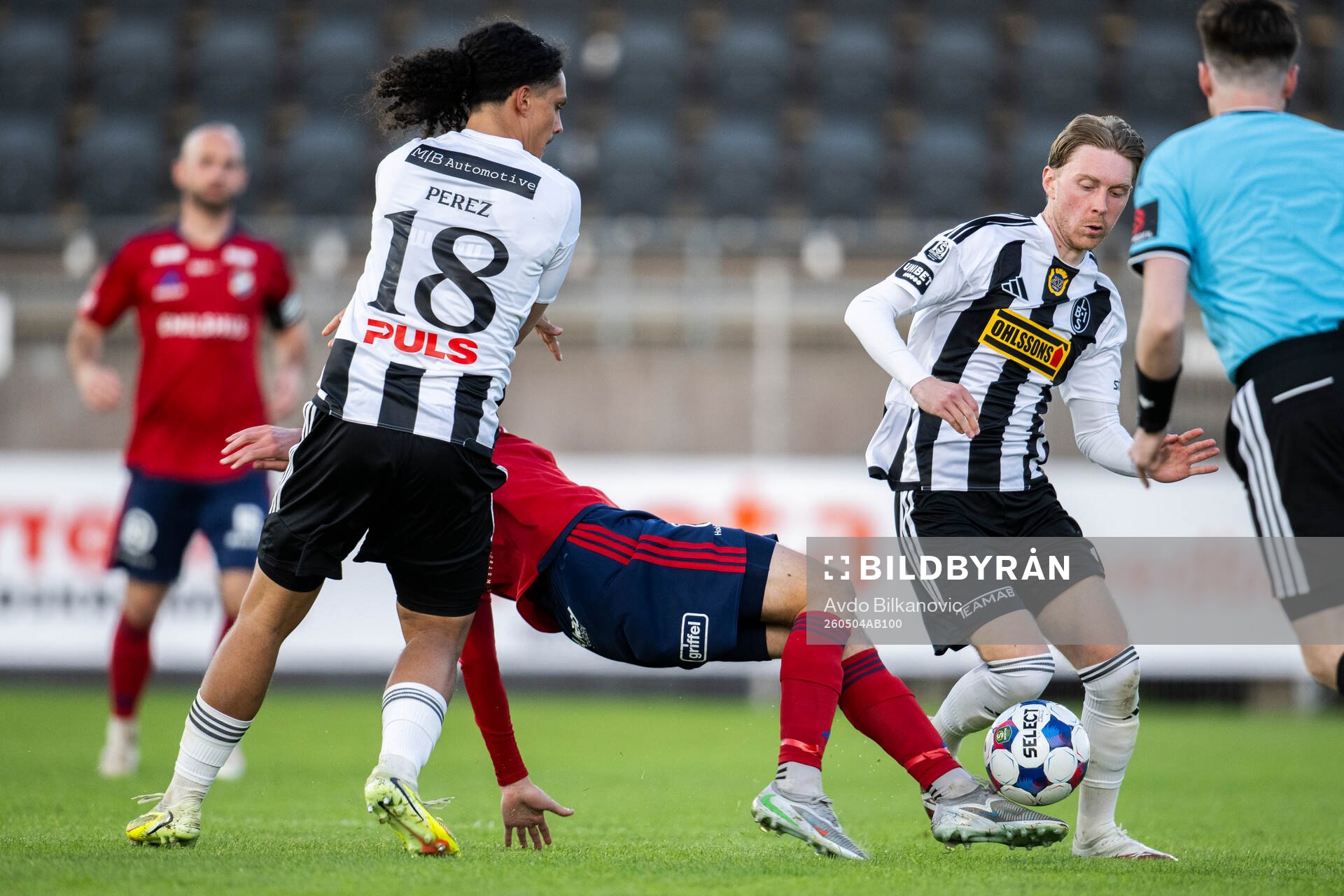 Landskronas André Alvarez Perez  fäller ner Östers Filip