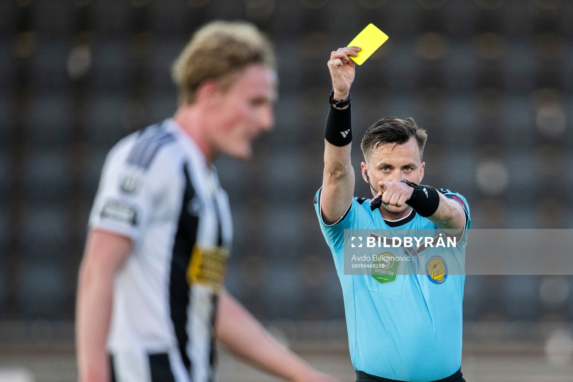 Domare Niclas Karlsson visar varning till Landskronas