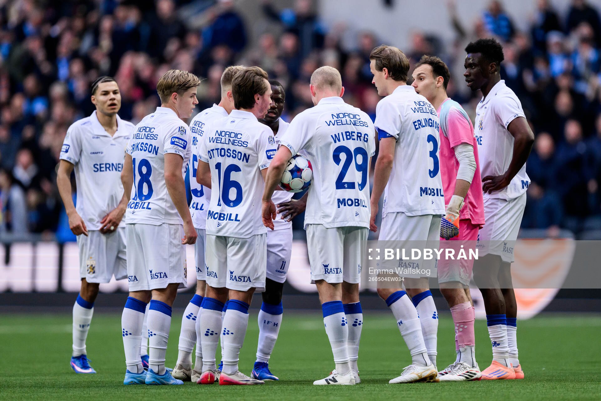 IFK Göteborgs spelare samlas i en ring