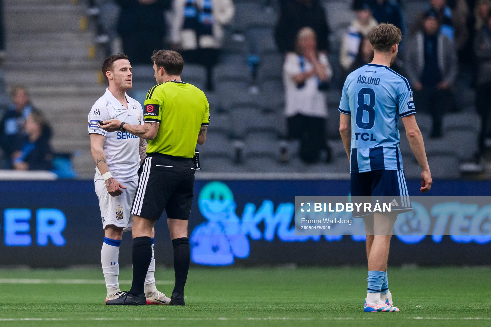 IFK Göteborgs Tobias Heintz och domare Kristoffer Karlsson