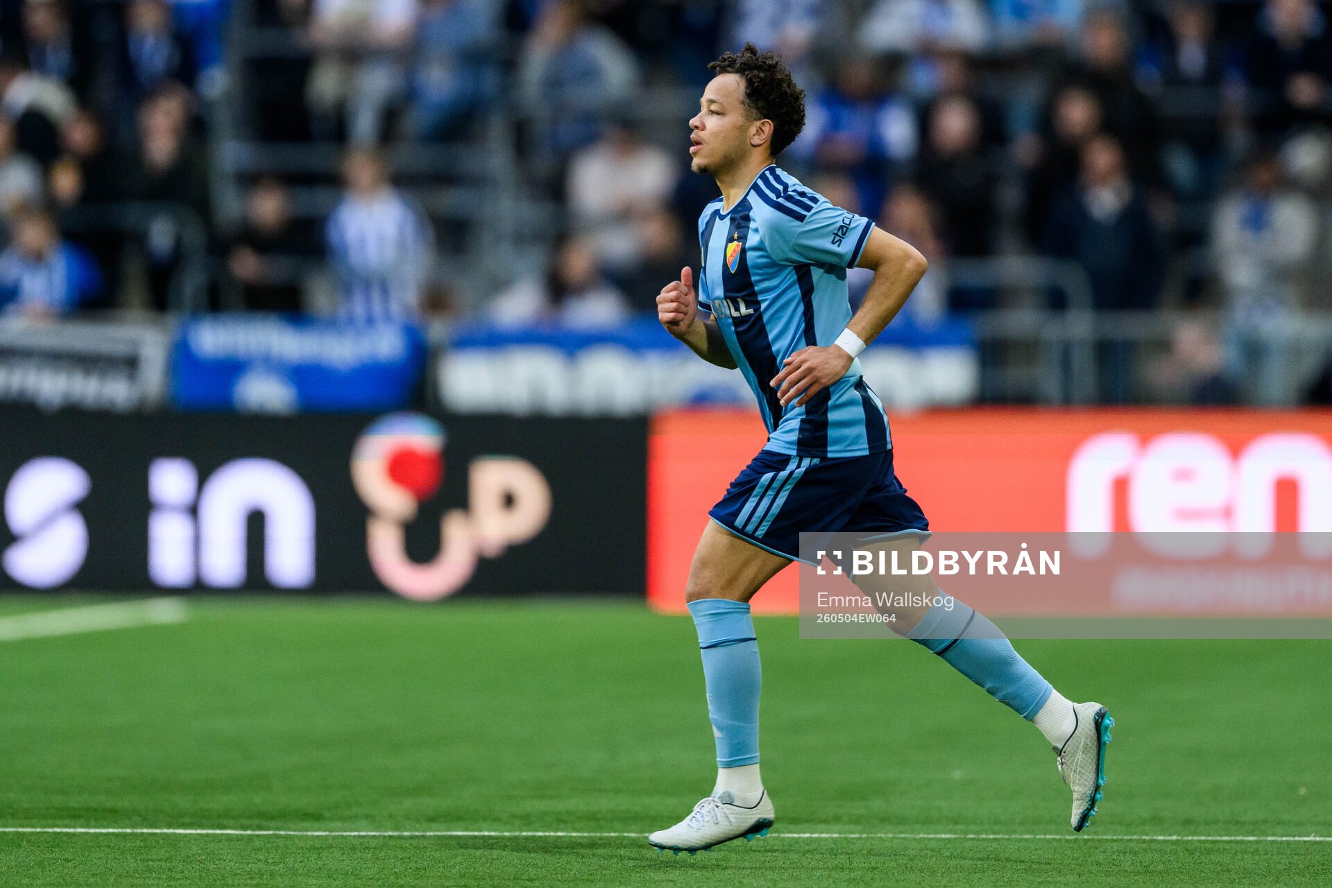 Djurgårdens Mikael Anderson byts in