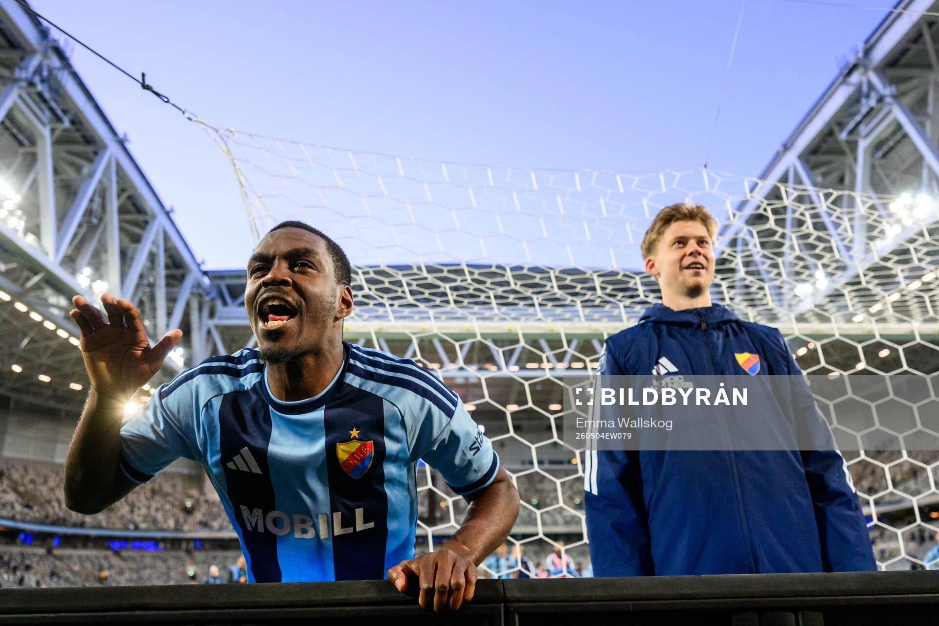 Djurgårdens Joel Asoro och Patric Åslund jublar