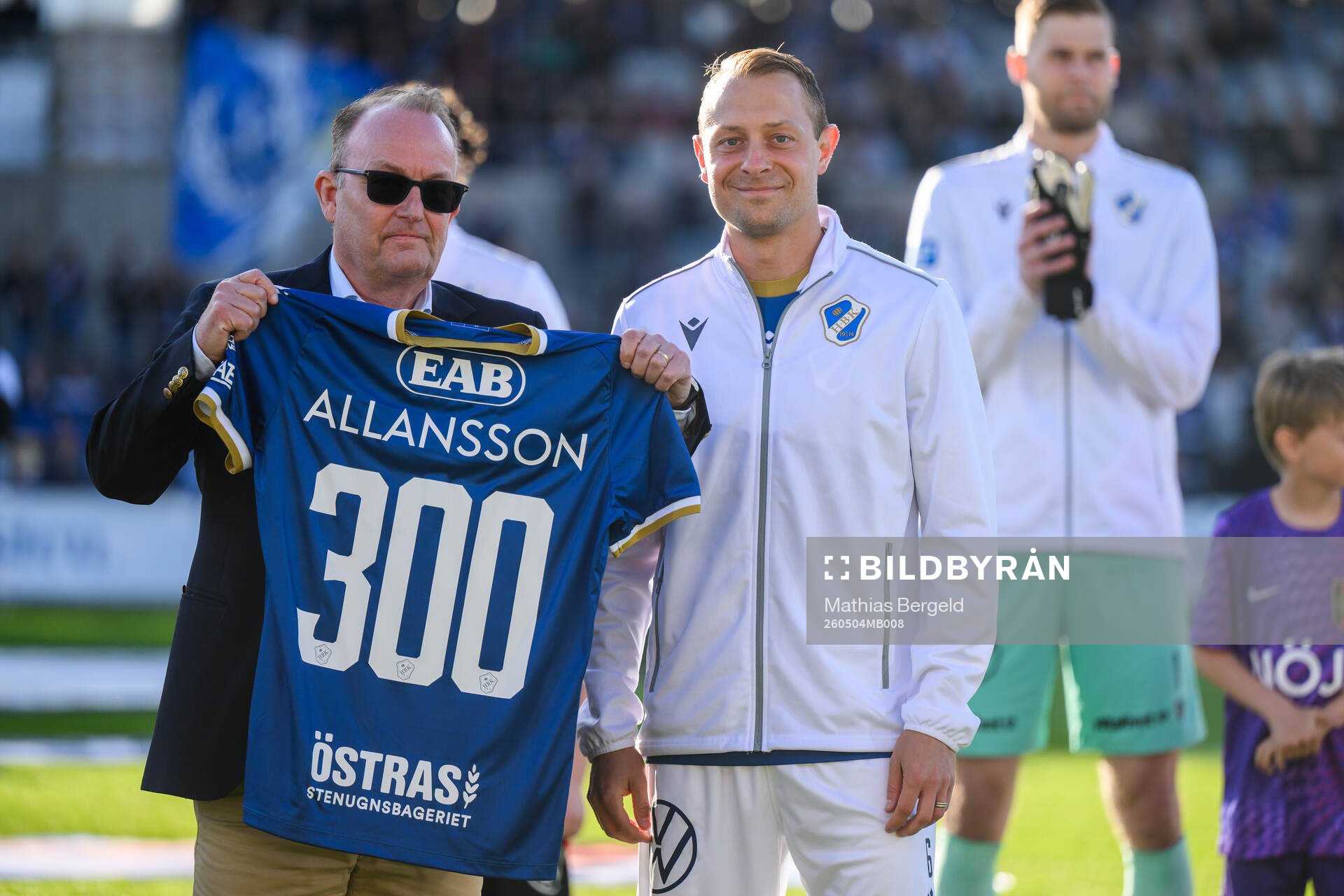 Halmstads ordförande Pelle Nilsson delar ut en matchtröja