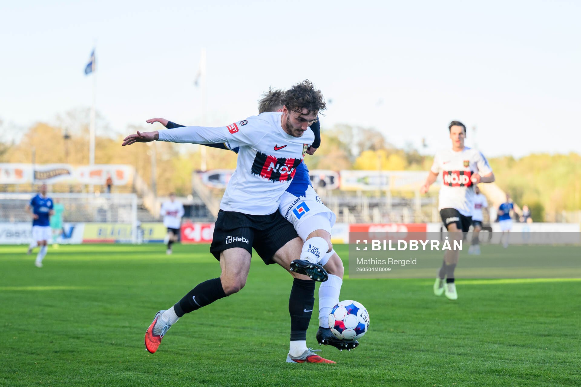 Brommapojkarnas Andreas Troelsen och Halmstads Otso Liimatta