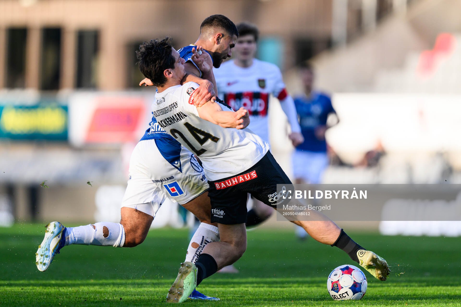 Halmstads Omar Faraj och Brommapojkarnas Kevin Ackermann