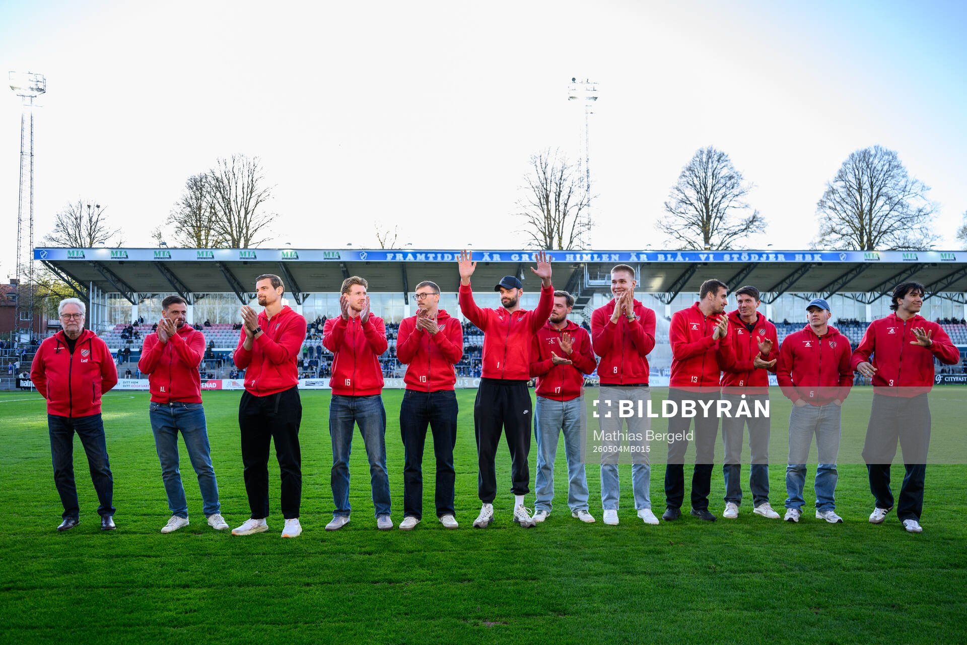 Hylte Halmstads volleybollag hyllar i halvtid