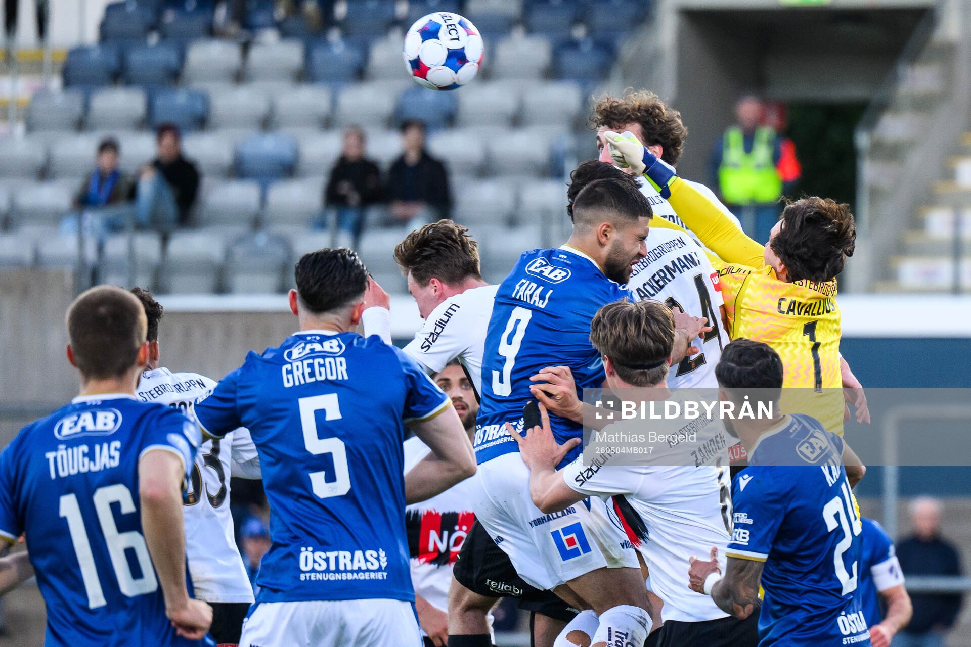 Halmstads Omar Faraj och Brommapojkarnas målvakt Leo