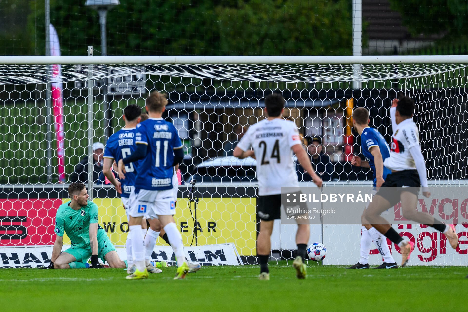 Halmstads målvakt Tim Rönning släpper in 0-1 av