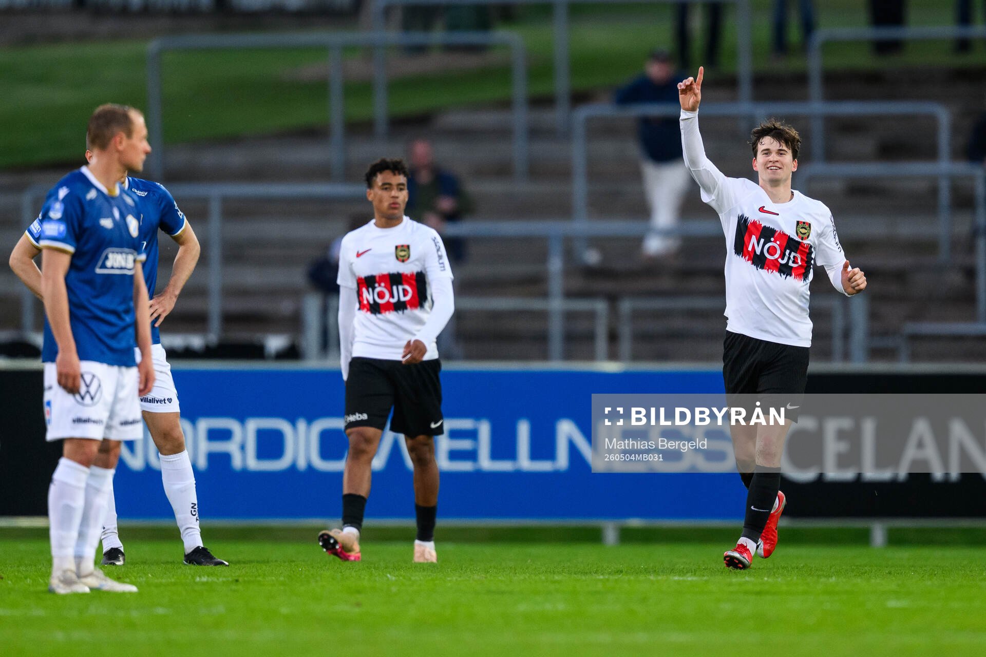 Brommapojkarnas Mads Kristian Hansen jublar