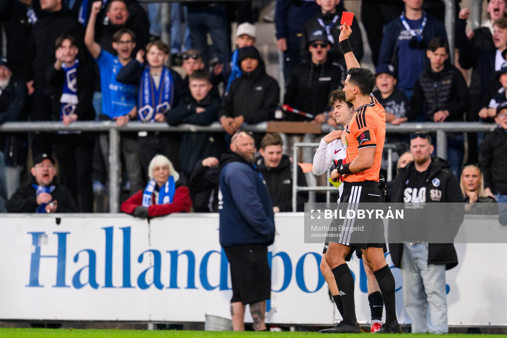 Brommapojkarnas Mads Kristian Hansen får rött kort