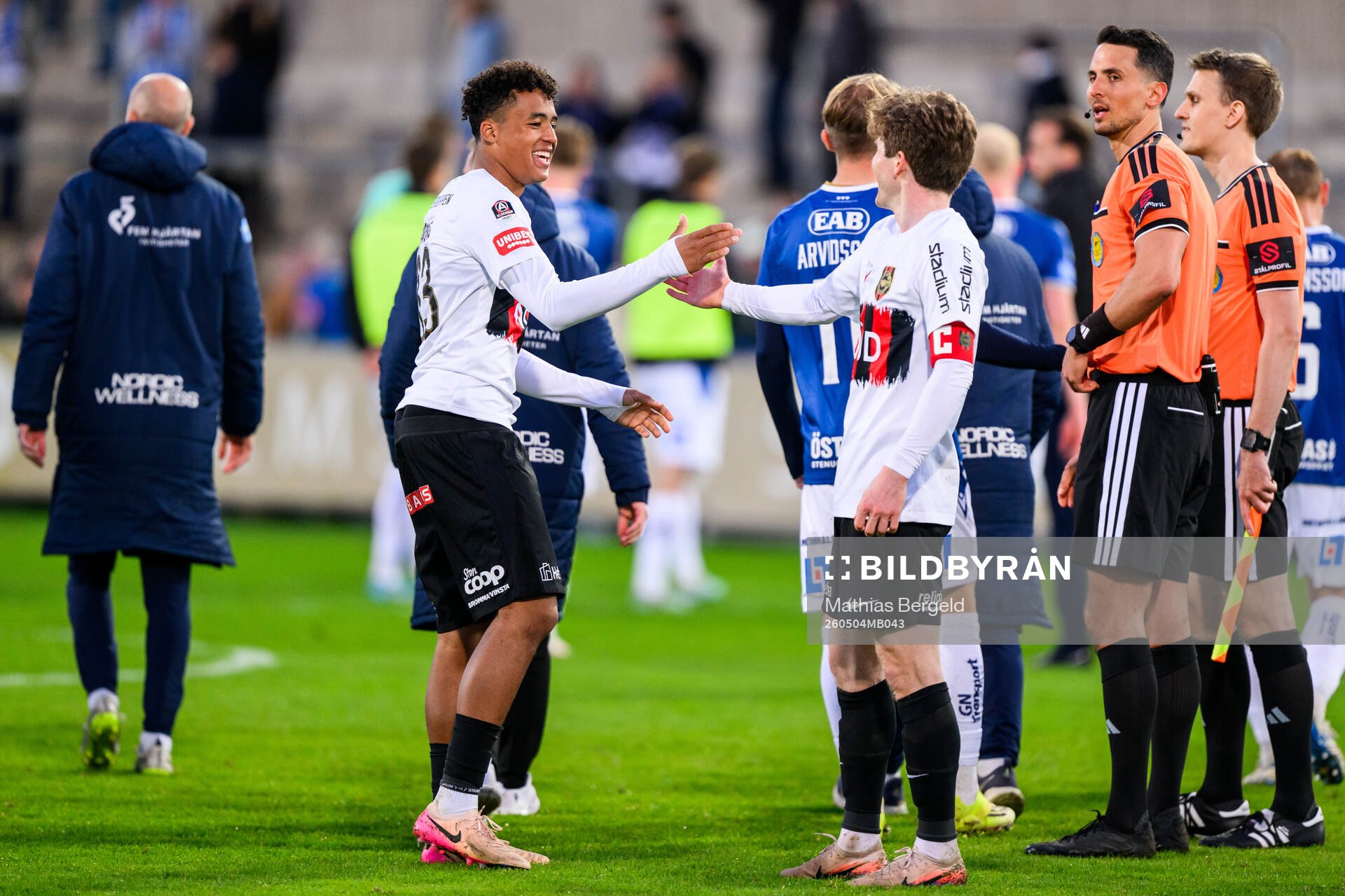 Brommapojkarnas Sion Oppong och Oliver Berg jublar