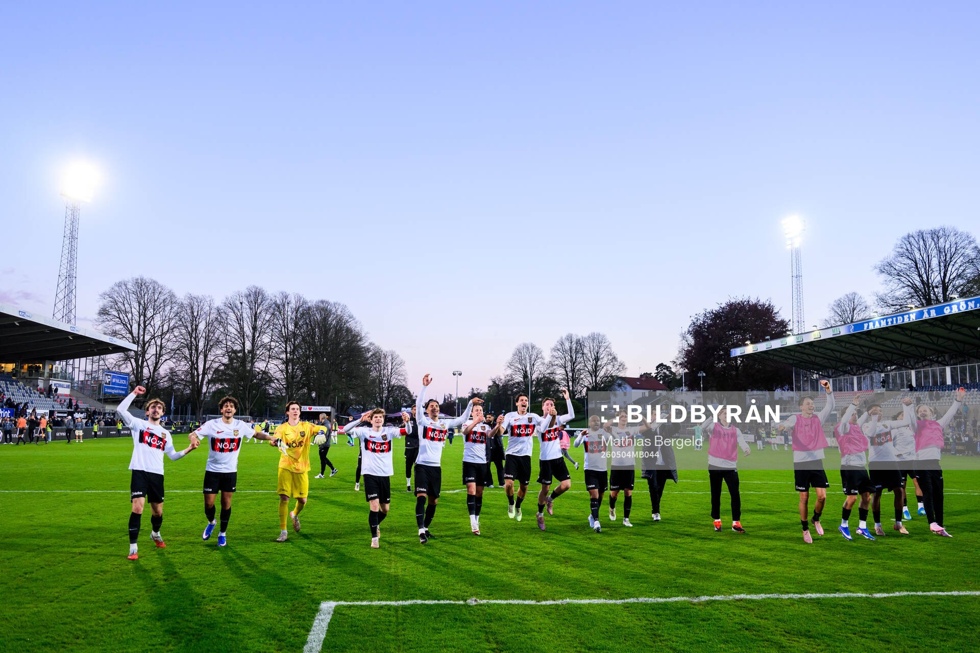 Brommapojkarnas spelare jublar