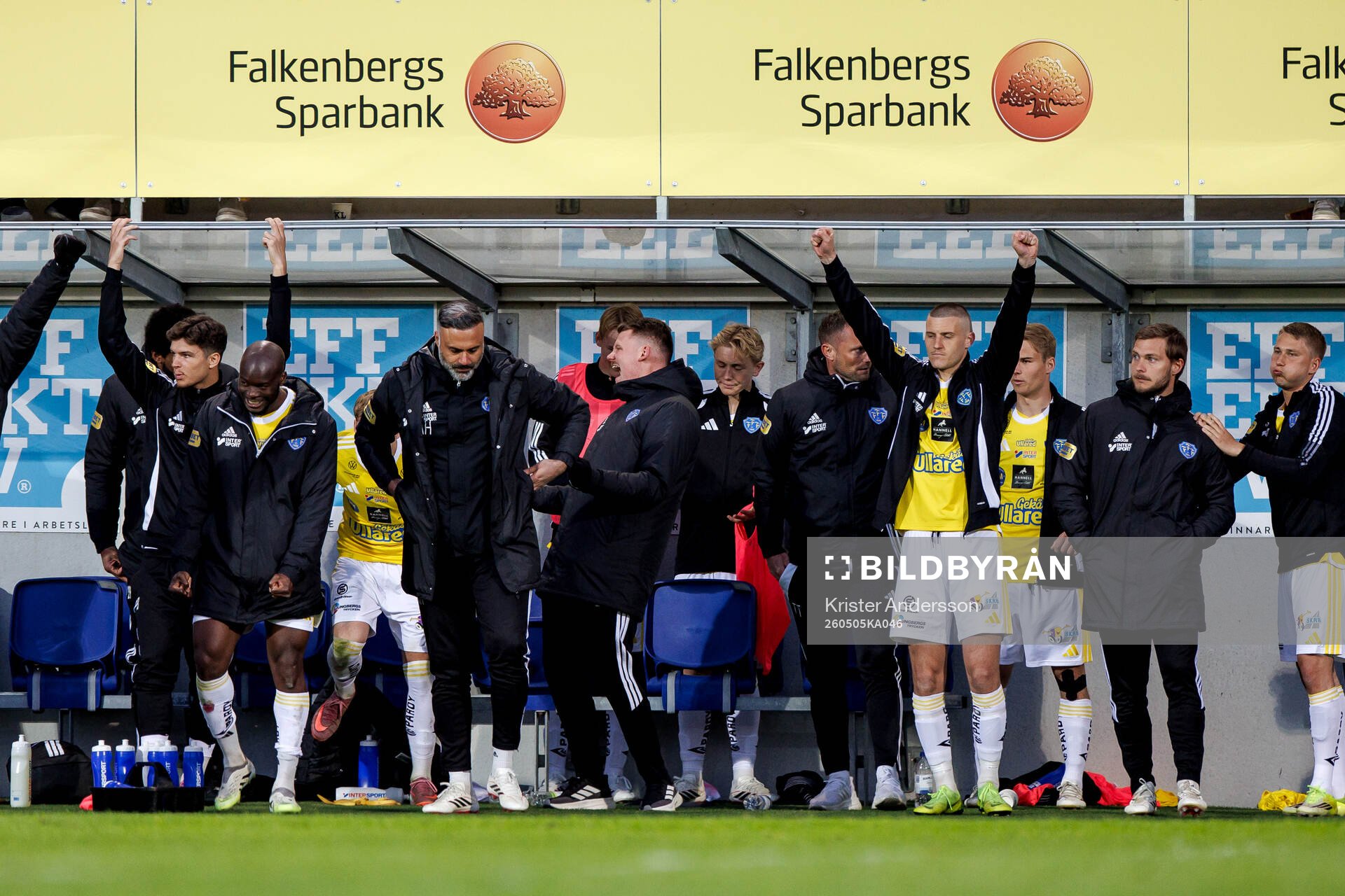 Falkenbergs spelare jublar vid slutsignalen