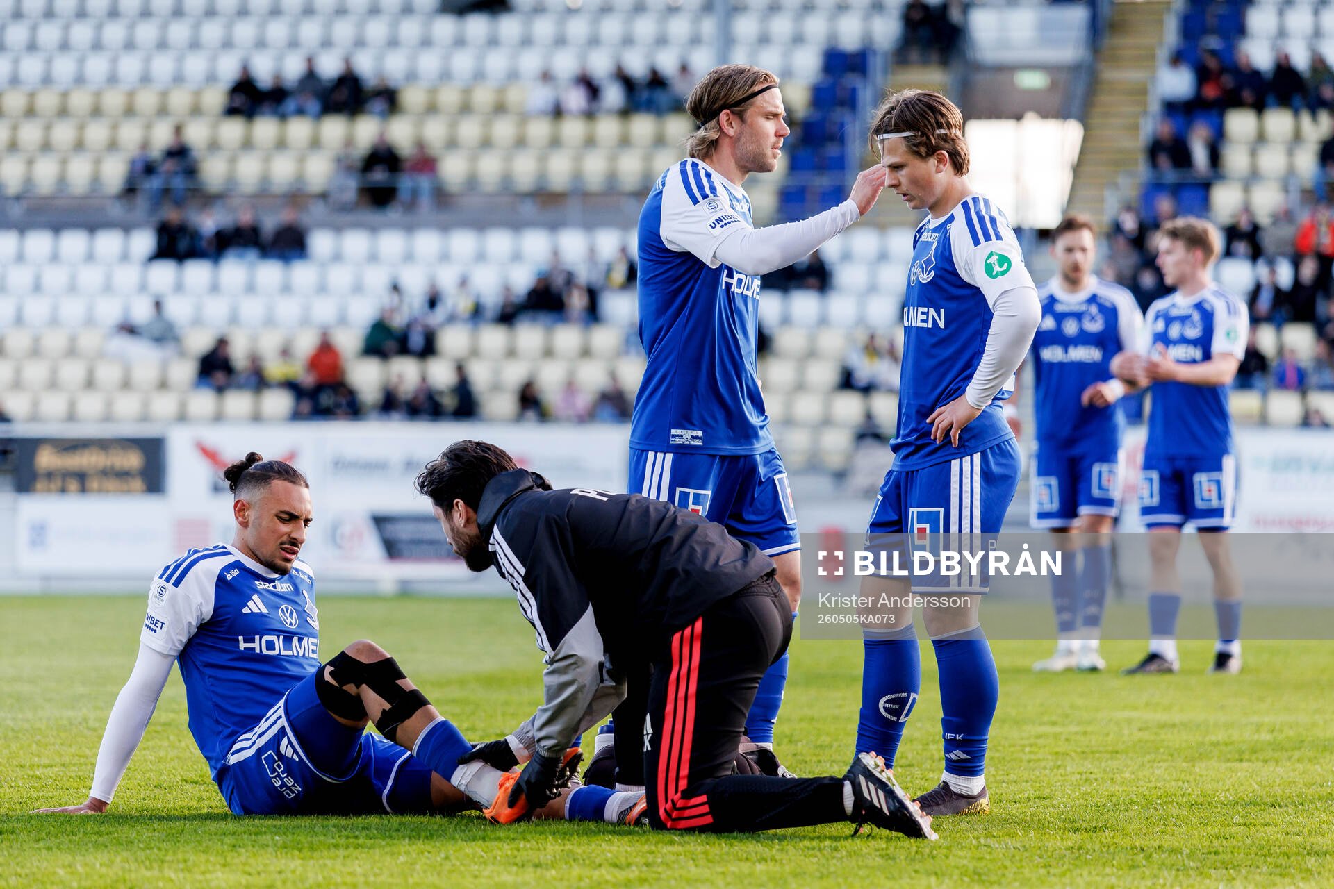 IFK Norrköpings Moutaz Neffati får behandling
