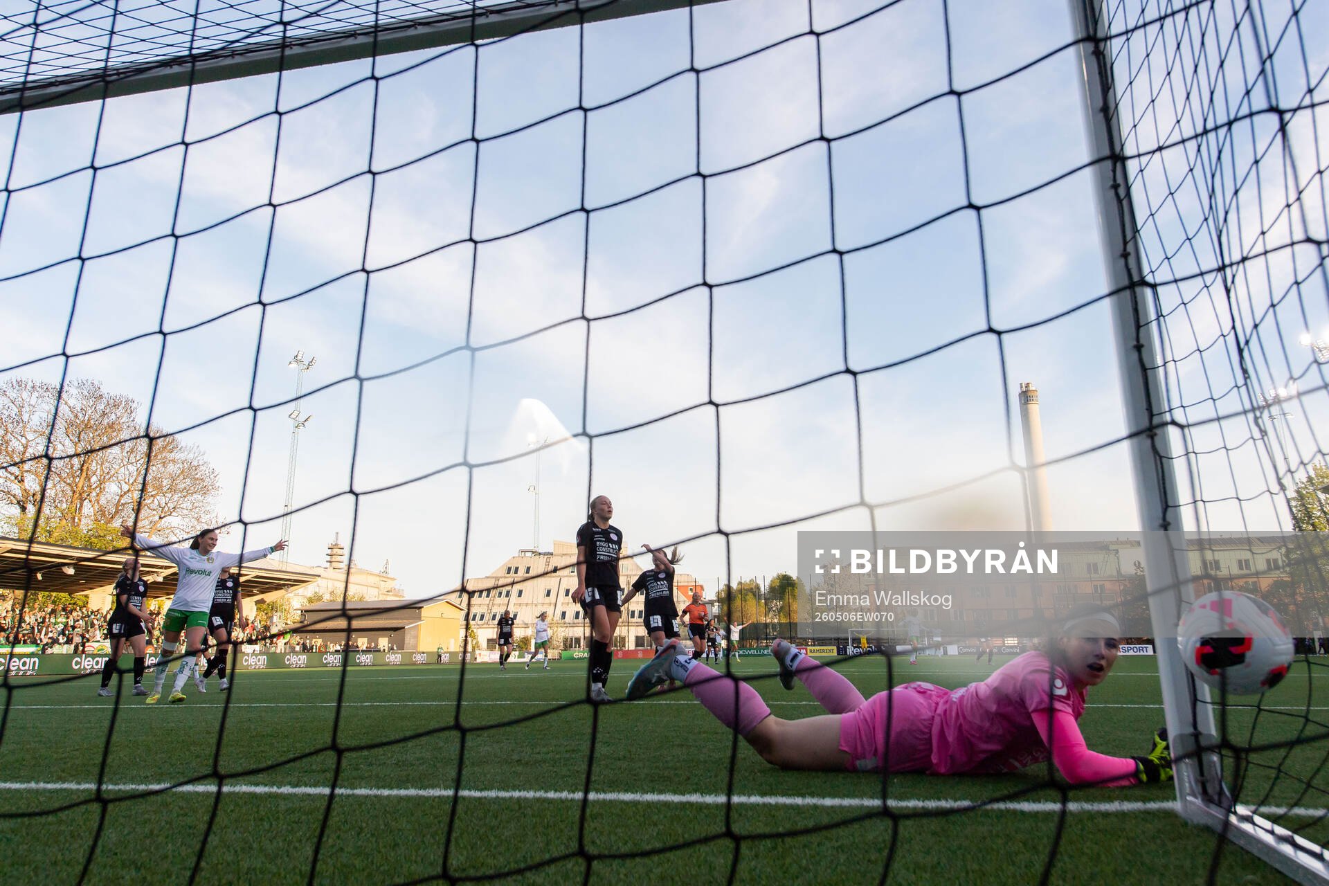 Hammarbys Vilde Hasund jublar medan IK Uppsalas Thindra