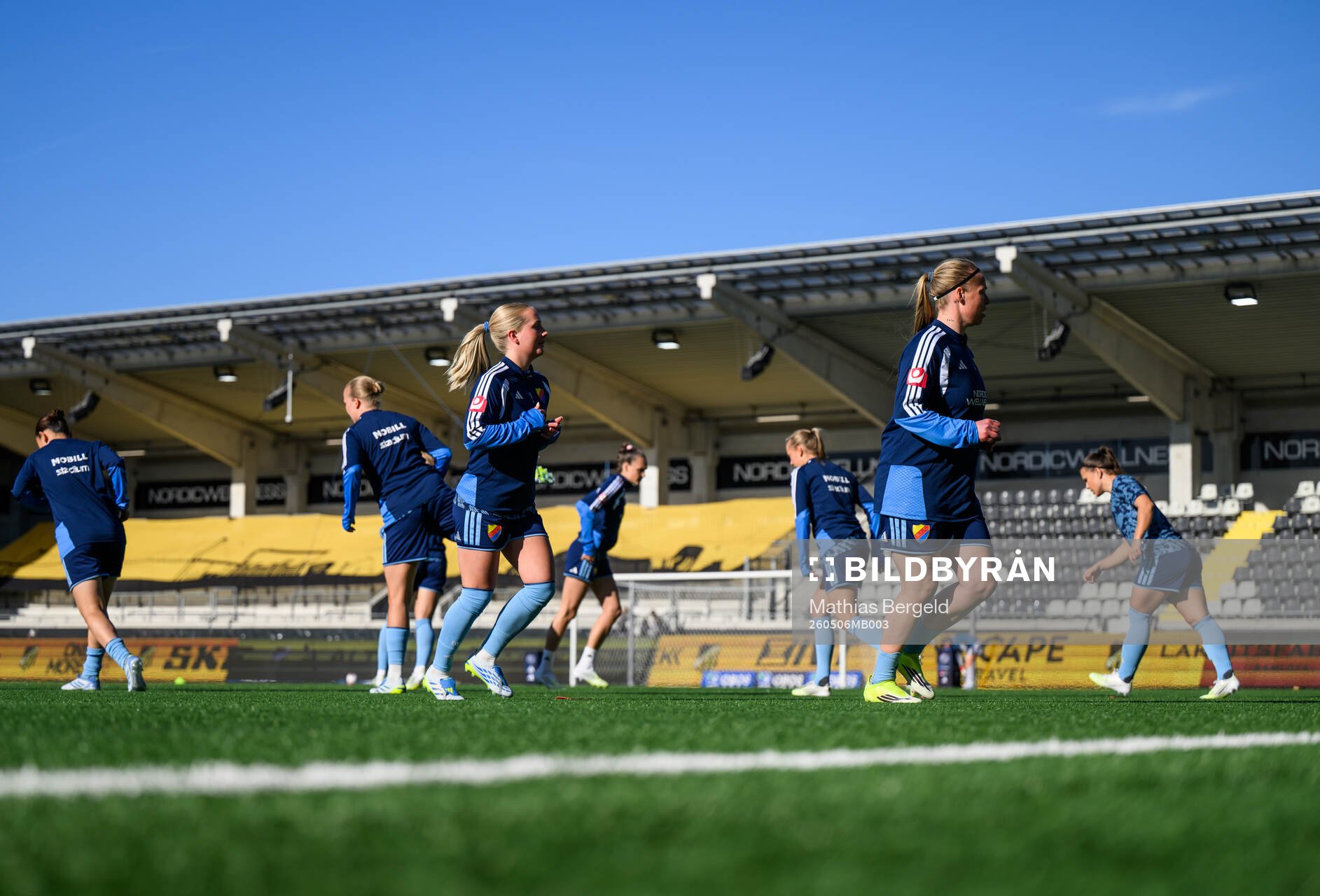 Djurgårdens spelare värmer upp
