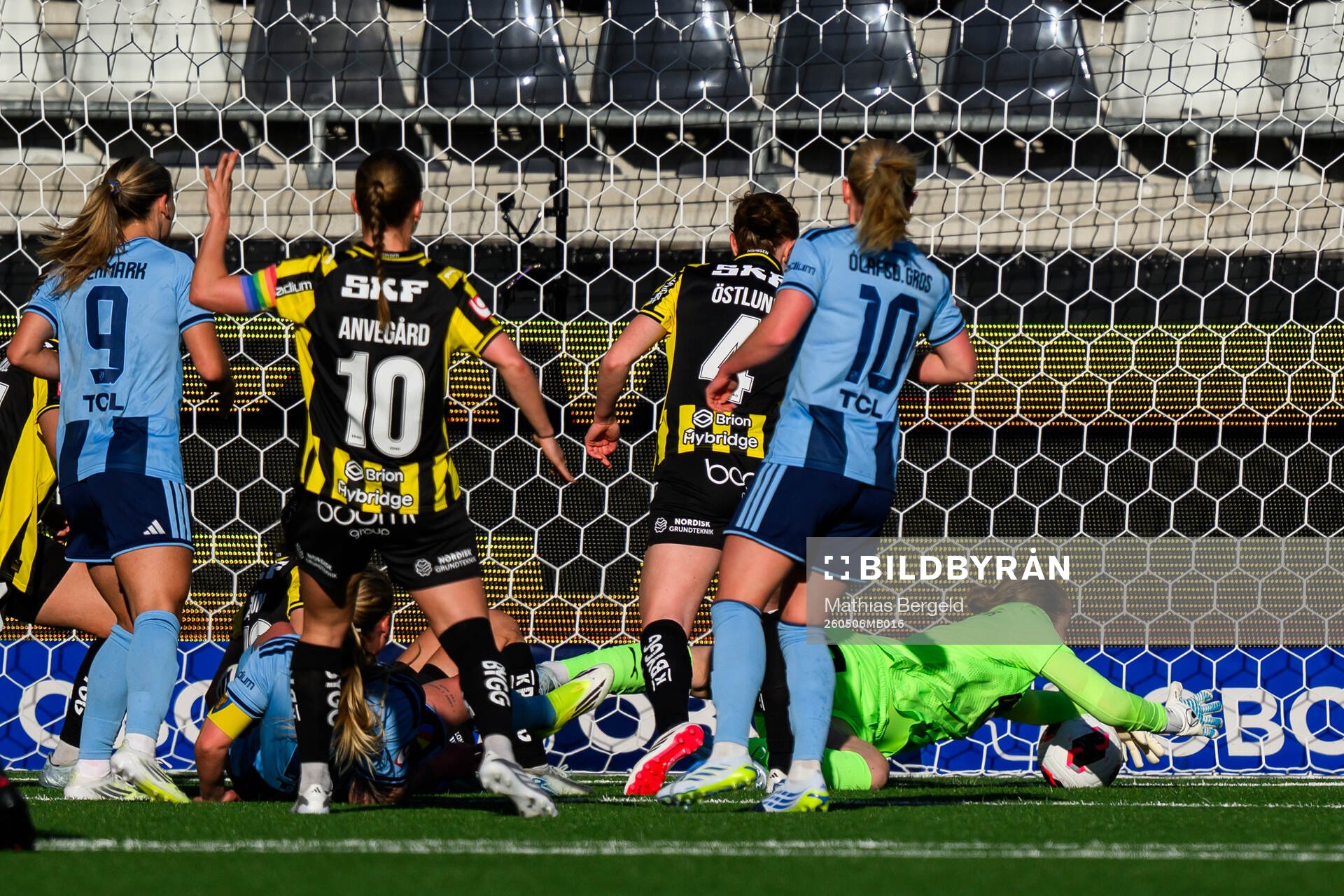 Häckens målvakt Fanney Inga Birkisdottir räddar ett skott